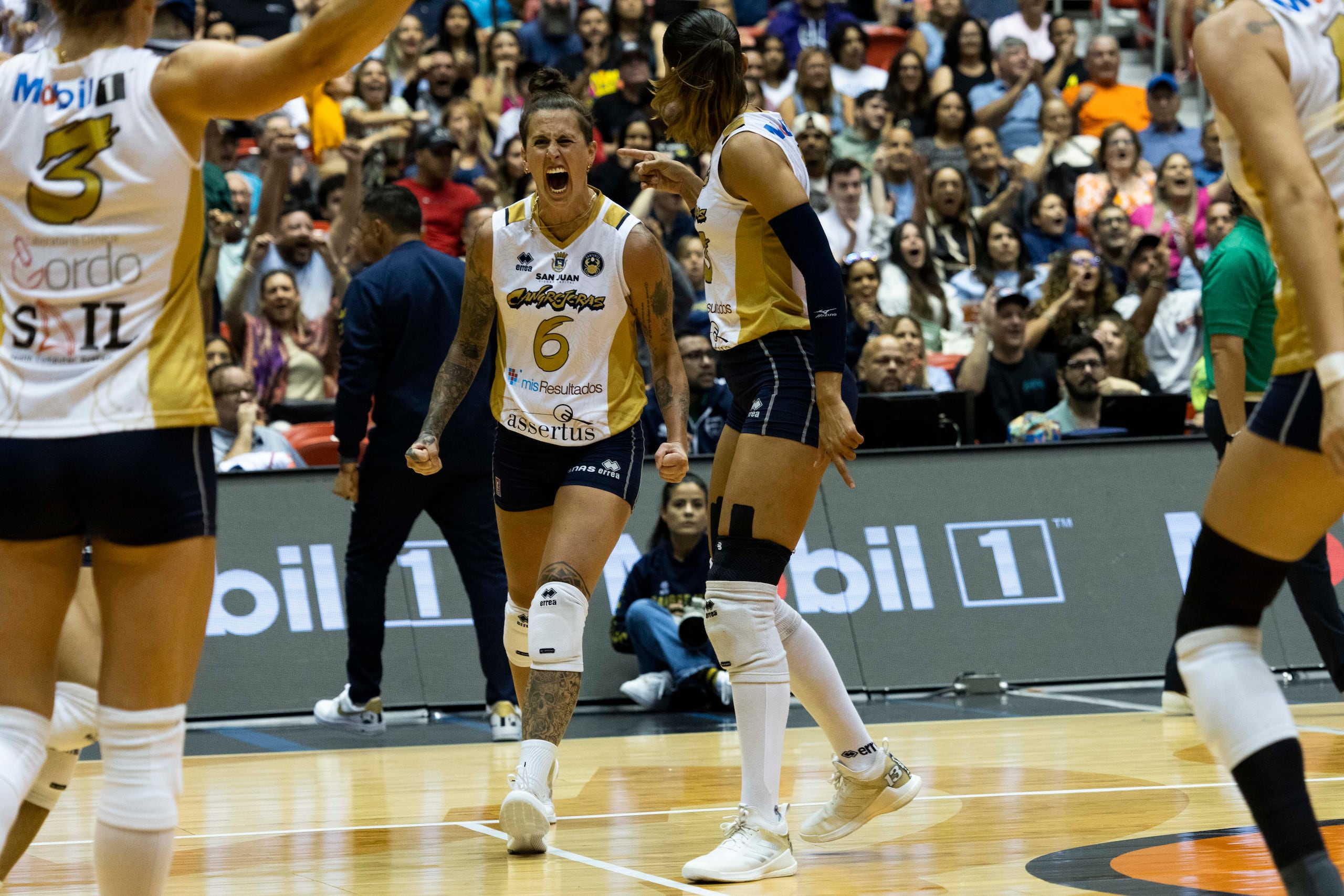 McKenzie Adams (6) celebra luego de unos de los 20 ataques positivos que hizo pese a la defensa de campo que le colocó Manatí.