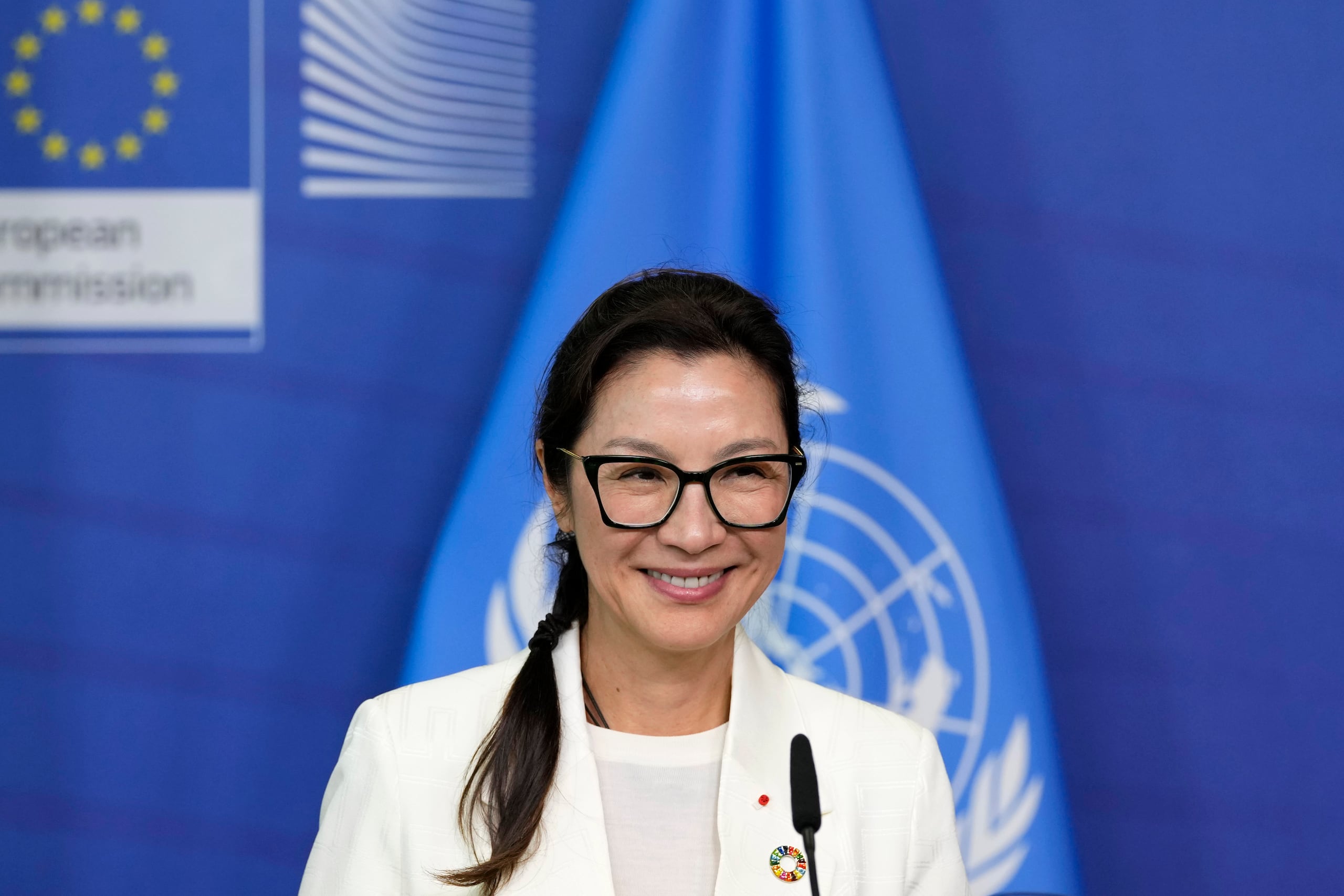 En foto del miércoles 20 de septiembre del 2023, Michelle Yoeh, ganadora del Oscar y embajador de la buena voluntad de UNDP habla con la prensa durante una conferencia de seguridad al volante. El martes 17 de octubre del 2023, Yeoh es elegida junto a otras 7 personas como nuevo miembro del COI. (AP Foto/Virginia Mayo)