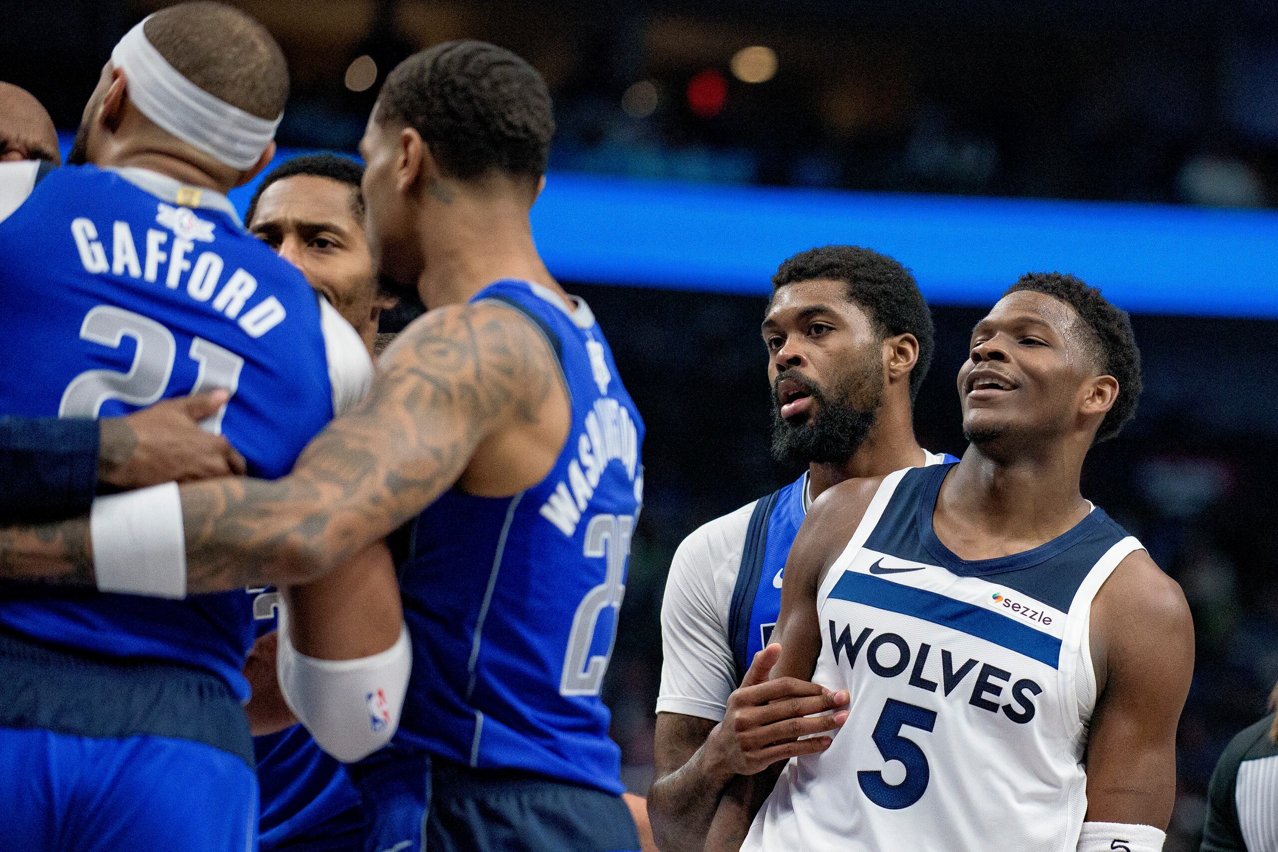 Anthony Edwards es sujetado por Naji Marshall durante el juego del Día de Navidad entre los Timberwolves y los Mavericks.