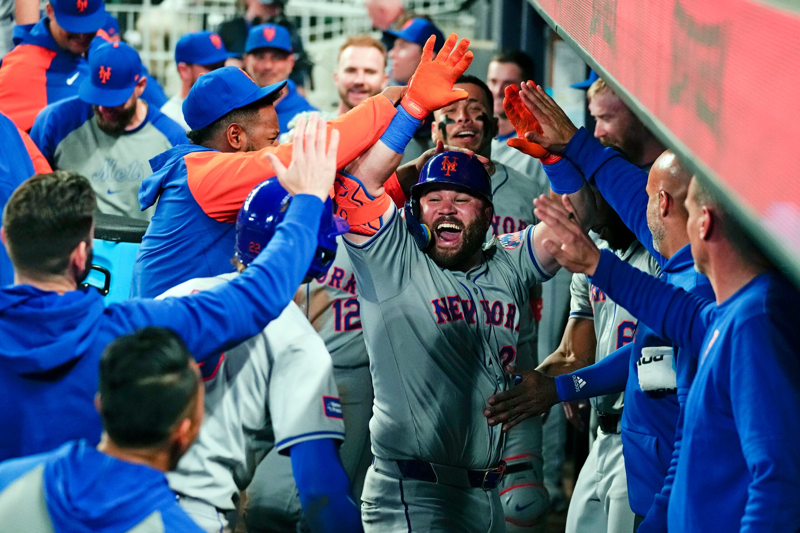 DJ Stewart (29), de los Mets de Nueva York, celebra su cuadrangular de dos carreras en la octava entrada del juego de béisbol en contra de los Braves de Atlanta.