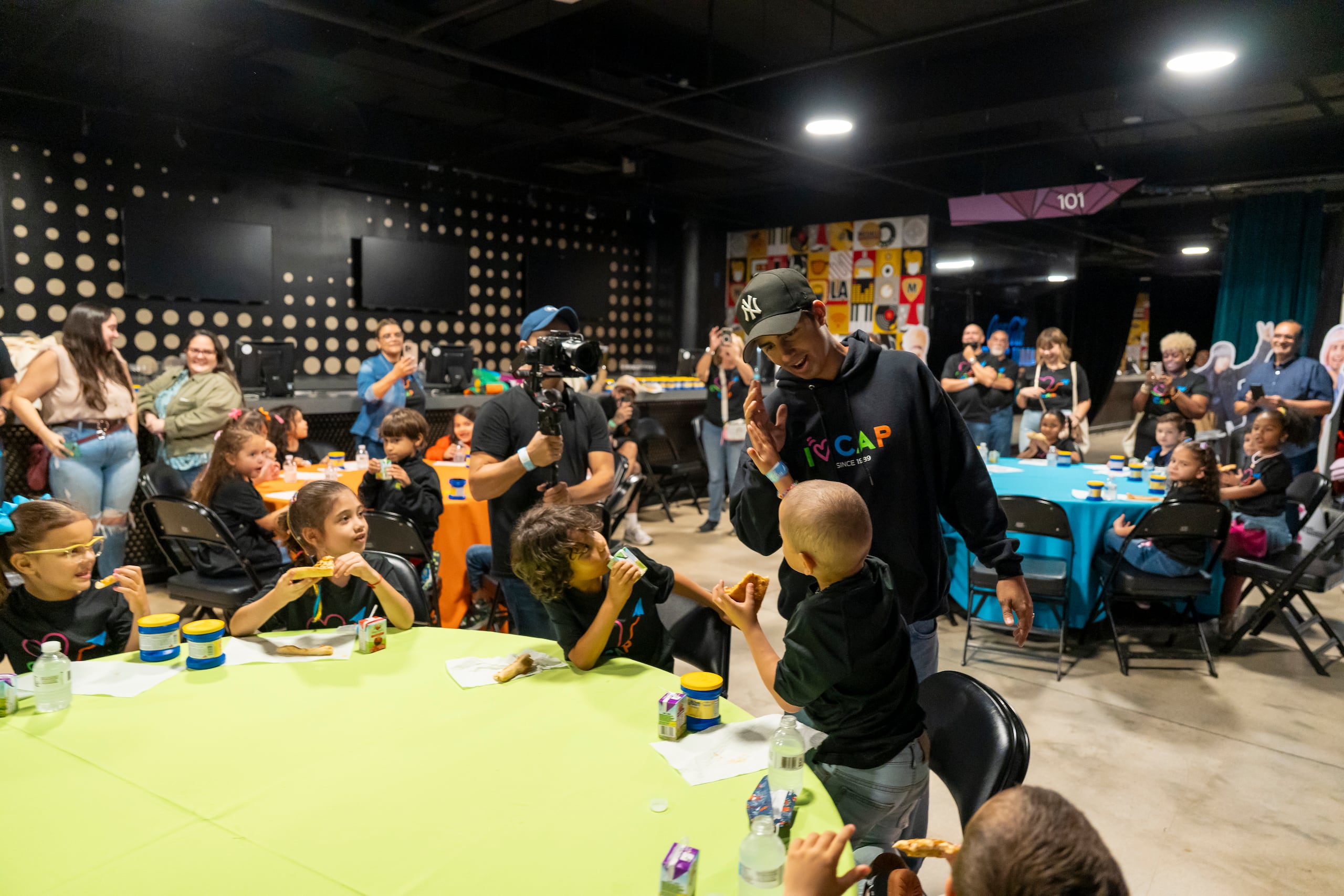 Daniel El Travieso comparte con niños y sobrevivientes durante el evento Uniendo Cabezas.