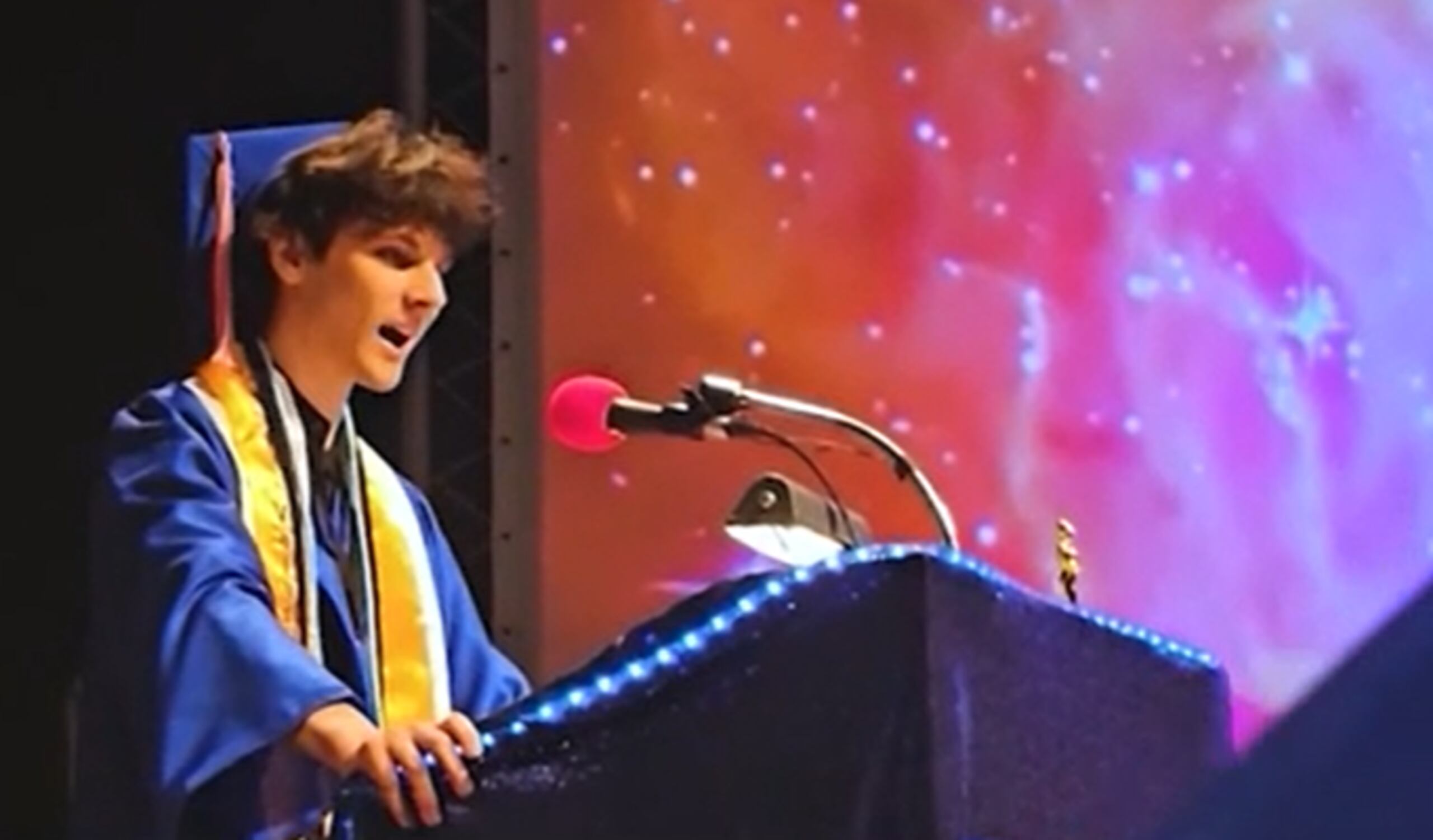 Alem Hadzic, alumno que se hizo viral con su discurso de graduación, fue el mejor de su clase.