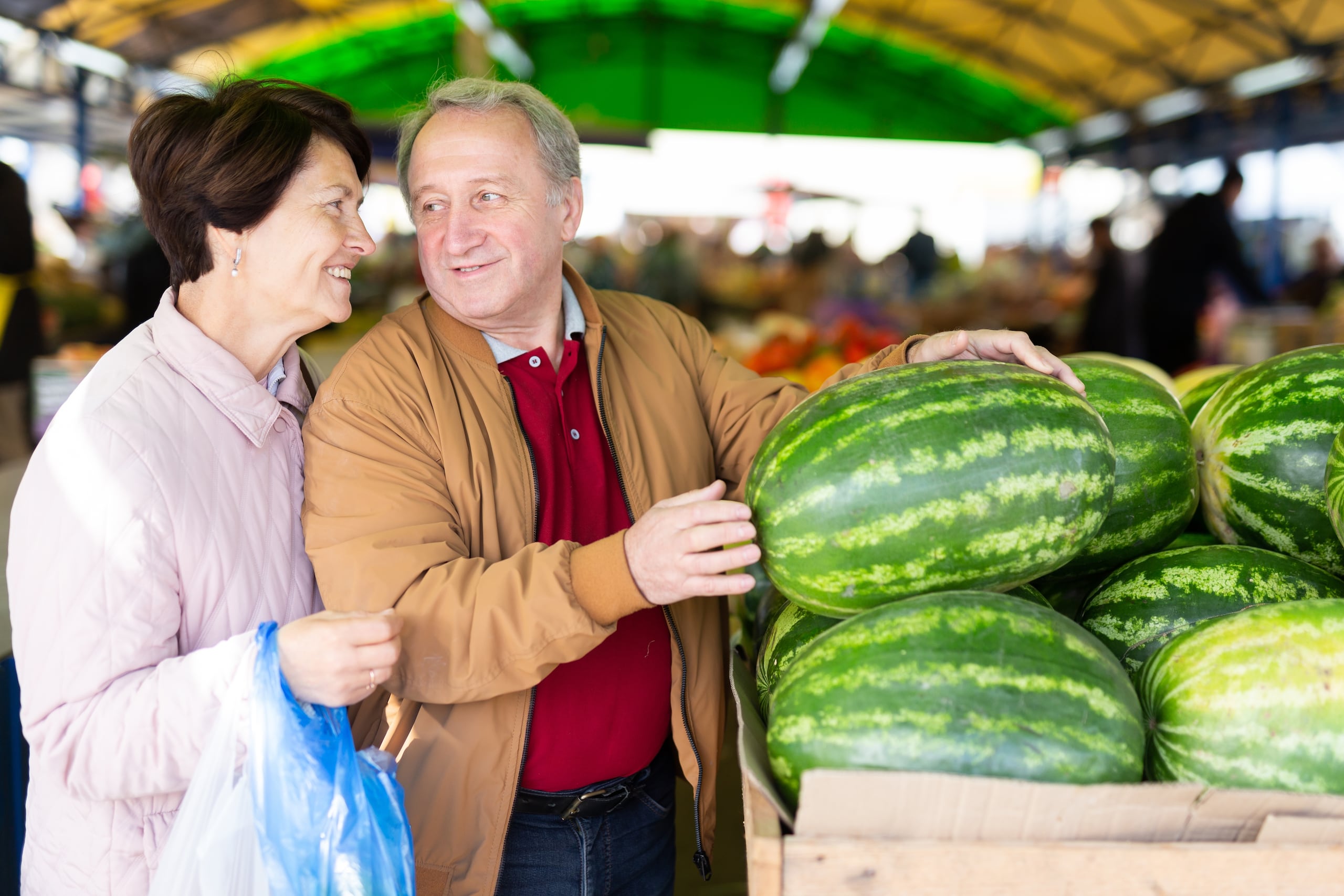 La sandía contiene citrulina, que al consumirla se convierte en arginina, un aminoácido que aumenta el óxido nítrico, que relaja los vasos sanguíneos como ciertos fármacos.