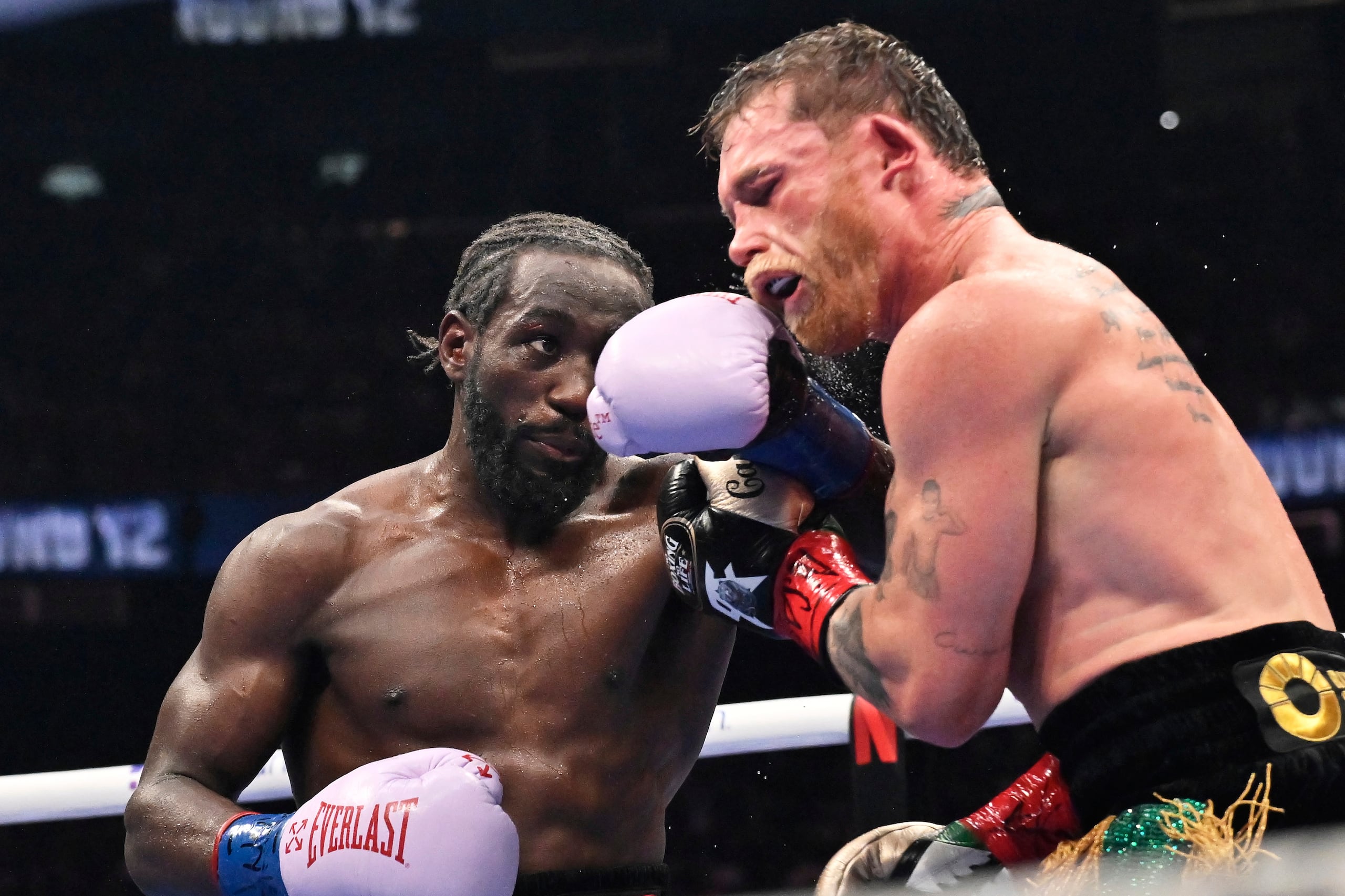 Terence Crawford, a la izquierda, conecta un golpe en el rostro de Saúl "Canelo" Álvarez.