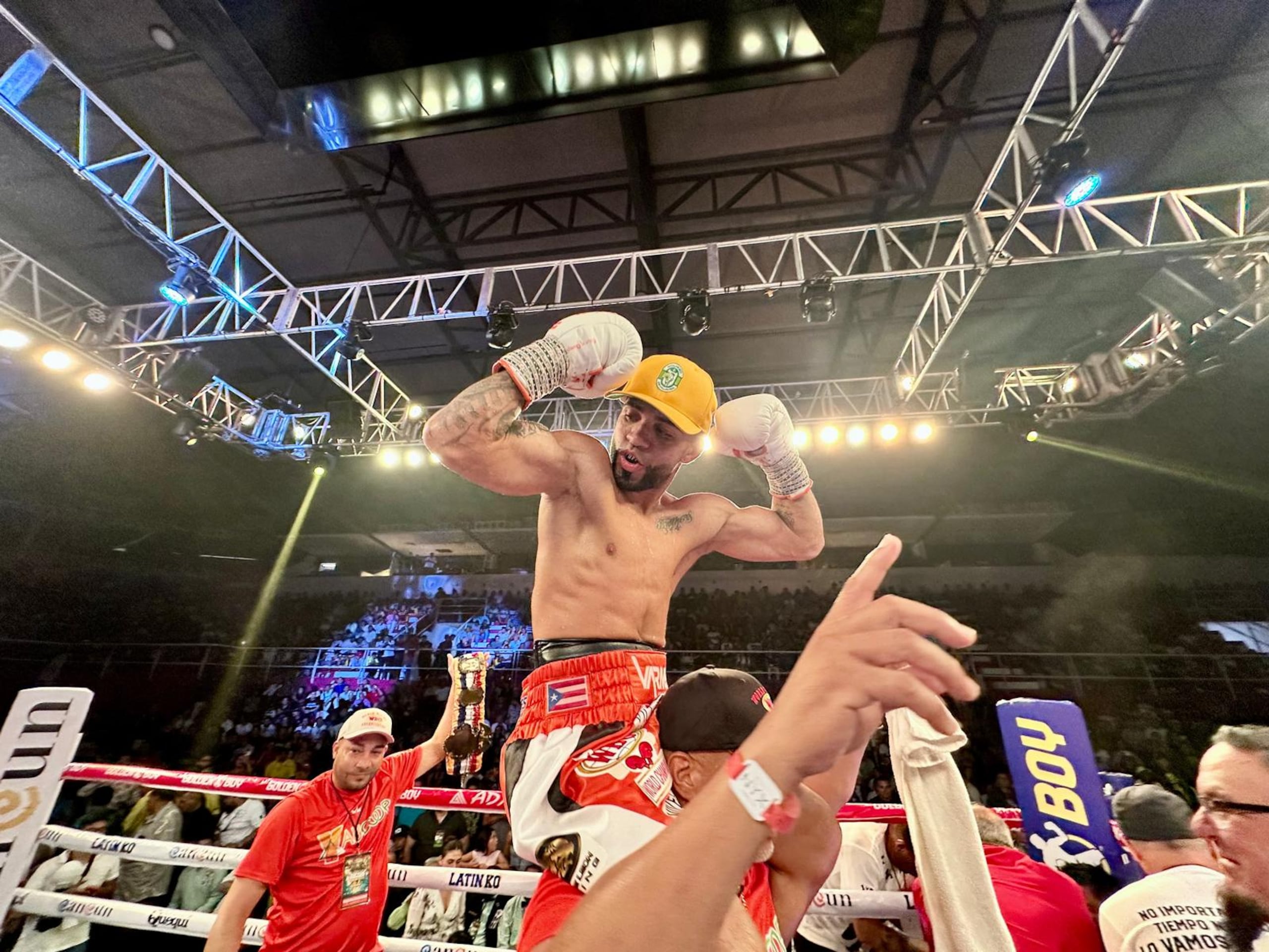 Oscar Collazo celebrando su triunfo de defensa de título mundial en México.