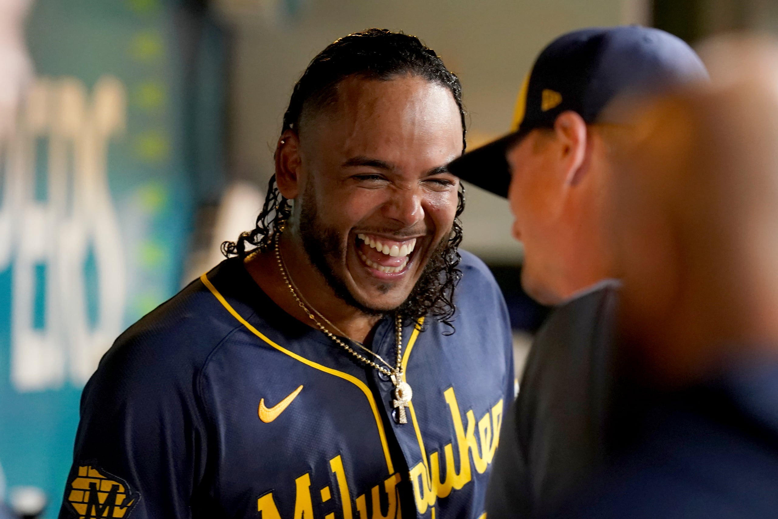 El abridor dominicano de los Brewers de Milwaukee, Freddy Peralta, celebra en el banquillo tras conseguir su ponche 200 de la temporada durante la sexta entrada del juego de béisbol ante los Piratas de Pittsburgh.