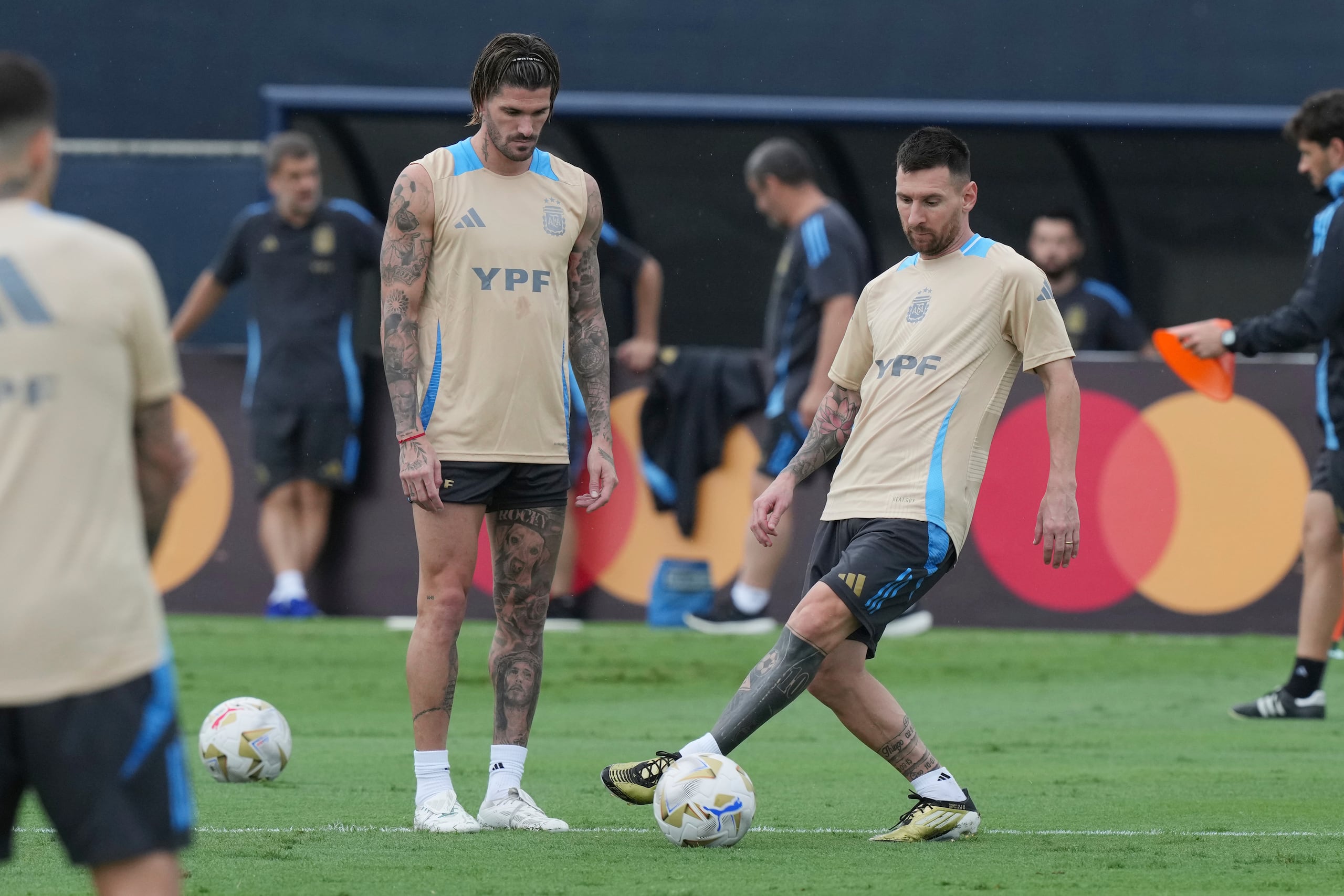 Lionel Messi controla el balón durante un entrenamiento en Miami previo a la final de la Copa América.