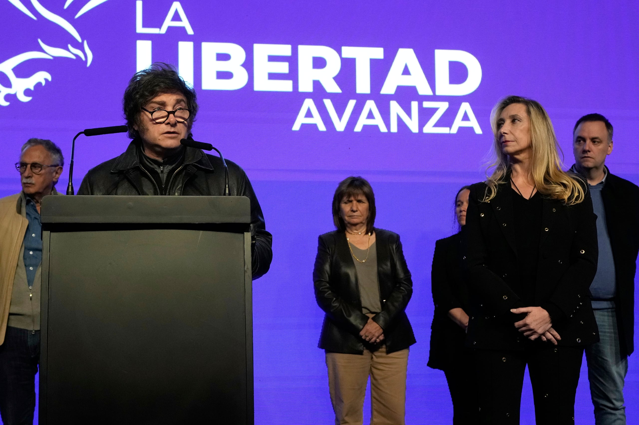 El presidente Javier Milei, a la izquierda, y su hermana y secretaria general de la Presidencia, Karina Milei, al frente a la derecha, aparecen después del cierre de las urnas para las elecciones legislativas provinciales en La Plata, Argentina, el domingo 7 de septiembre de 2025. (AP Foto/Gustavo Garello)
