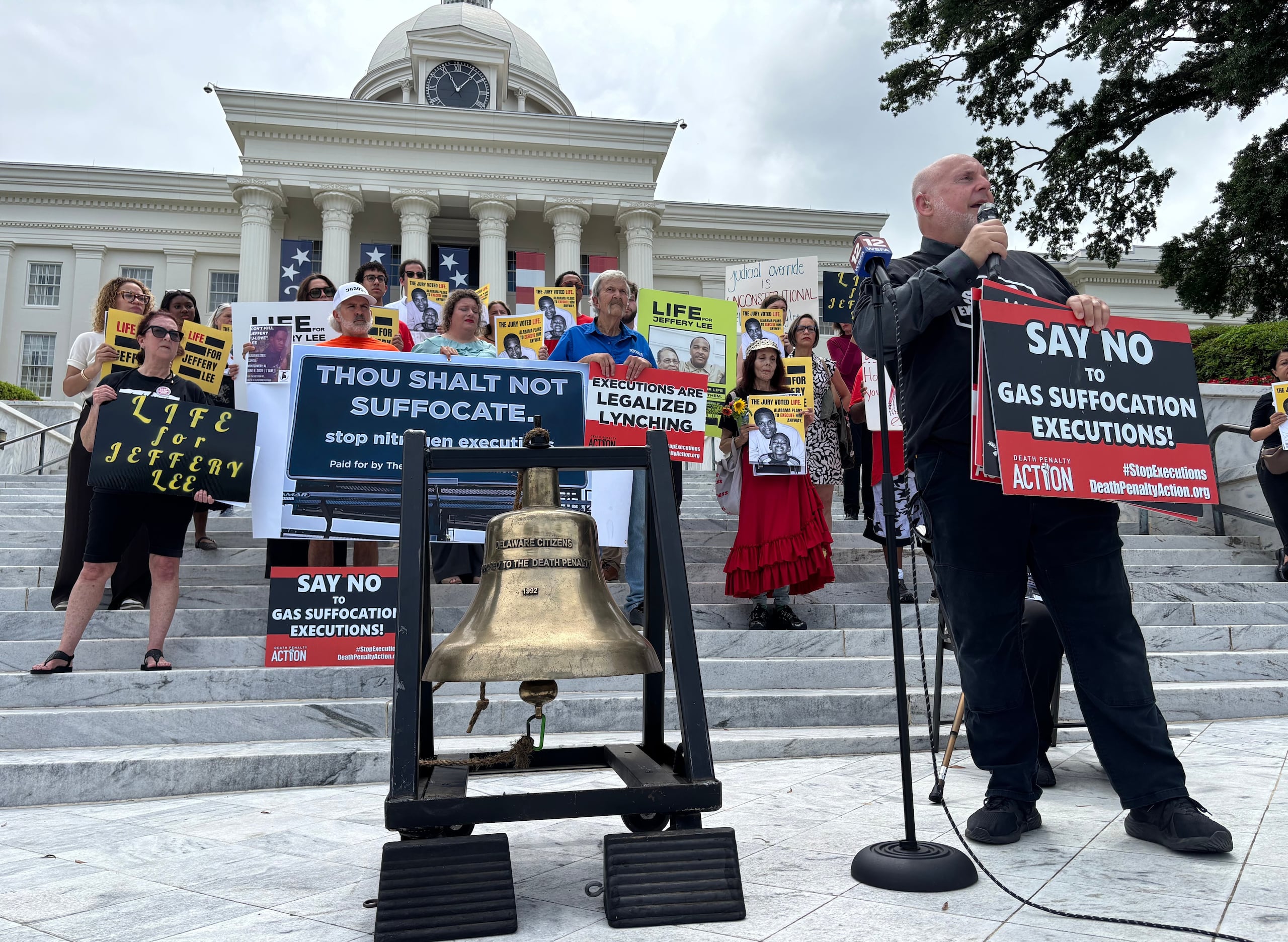 Abraham Bonowitz, del grupo Acción Contra la Pena de Muerte, encabeza una protesta frente al Capitolio en Montgomery, Alabama, el lunes 8 de junio de 2026, para oponerse a una próxima ejecución en Alabama. (Foto AP/Kim Chandler)