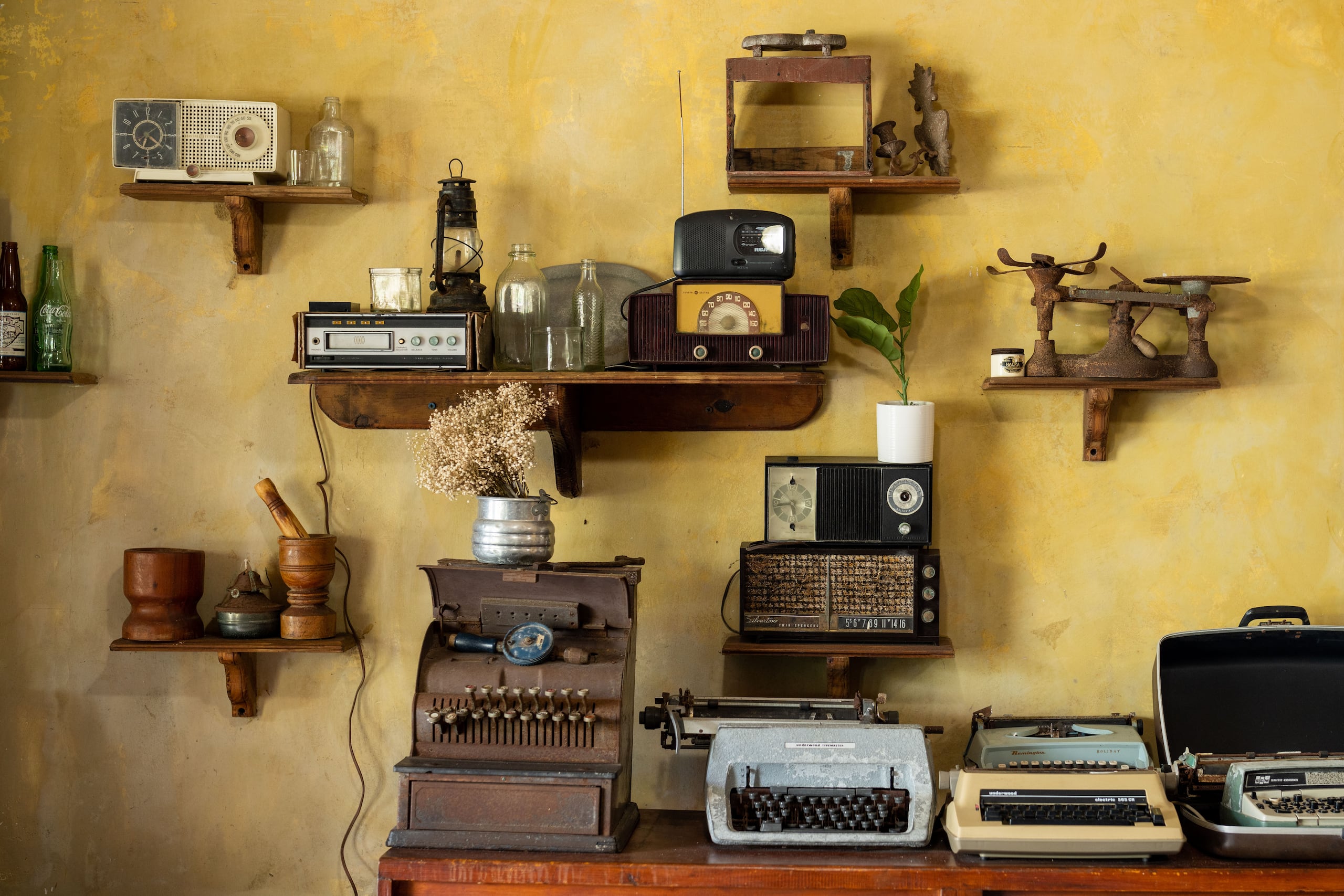 Entre otros atractivos, la hospedería cuenta con un área en la que se exhiben antigüedades.