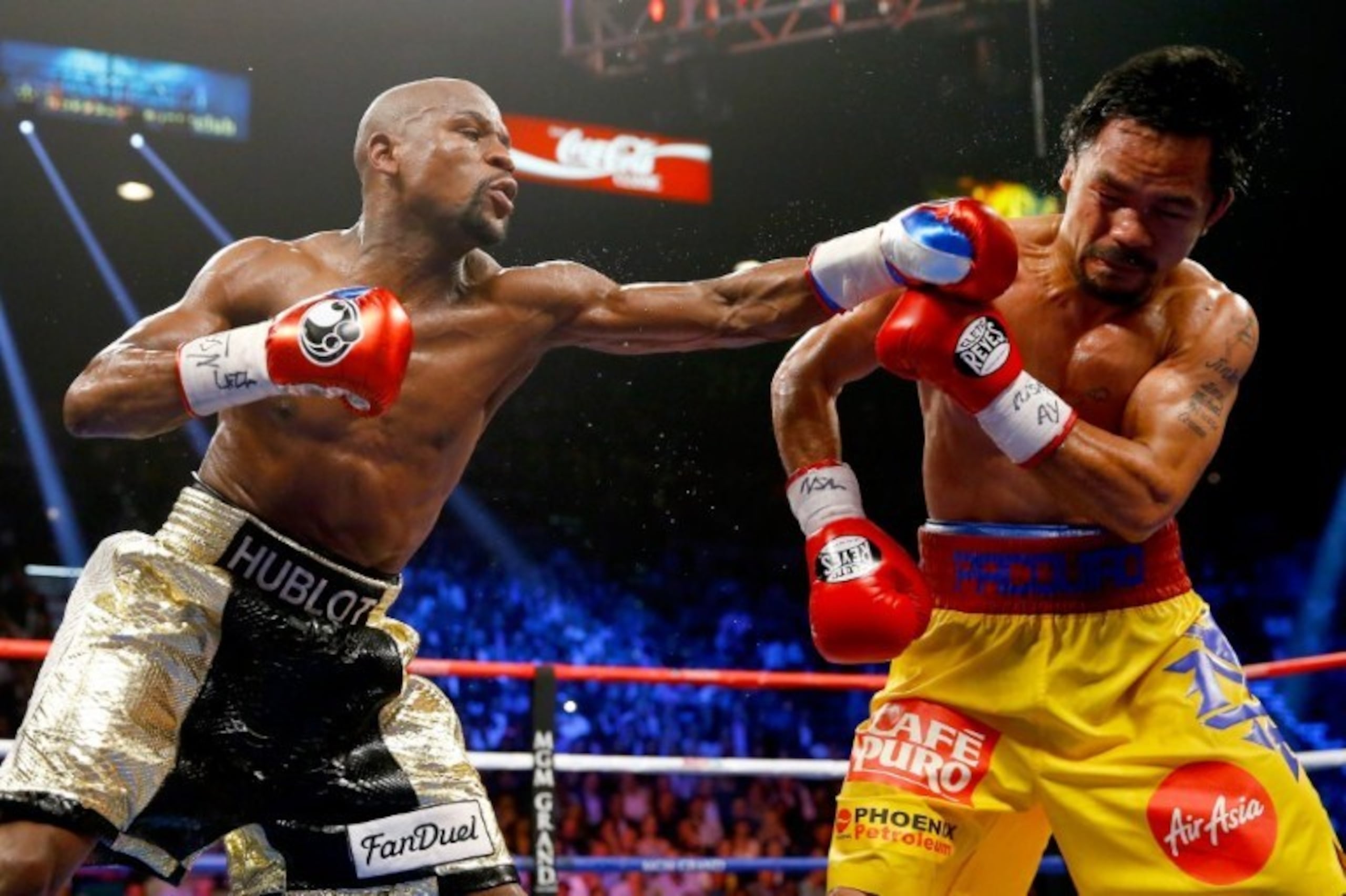 Floyd Mayweather Jr. fue el peleador más agresivo en los asalaltos 7 y 8 conectando sólidas rectas en el restro de Pacquiao. (AFP)