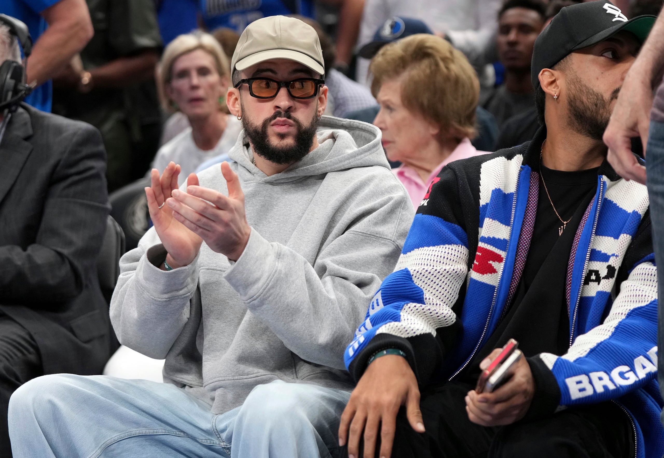 Bad Bunny, a la izquierda, es uno de los dueños de Rimas Sports.