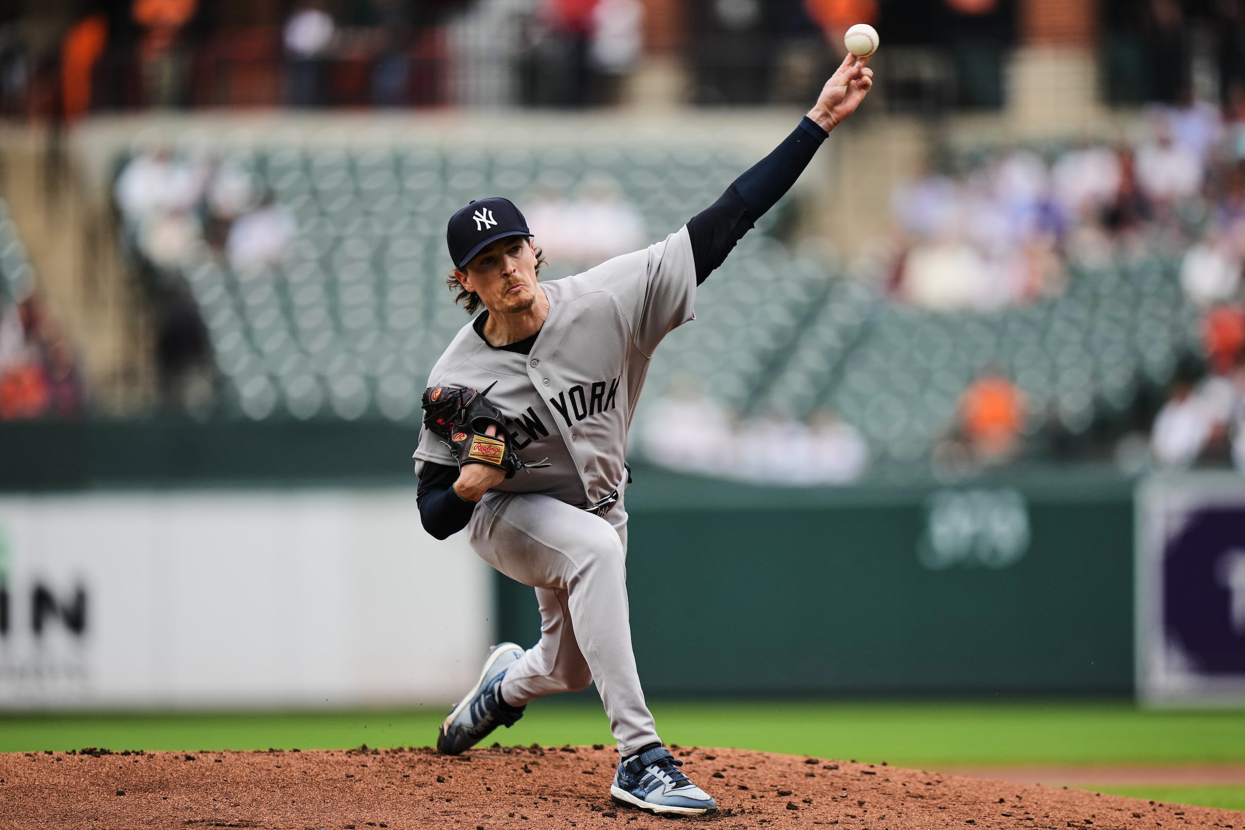 Max Fried, abridor de los Yankees de Nueva York, trabaja durante la primera entrada del juego de béisbol de Grandes Ligas frente a los Orioles de Baltimore.