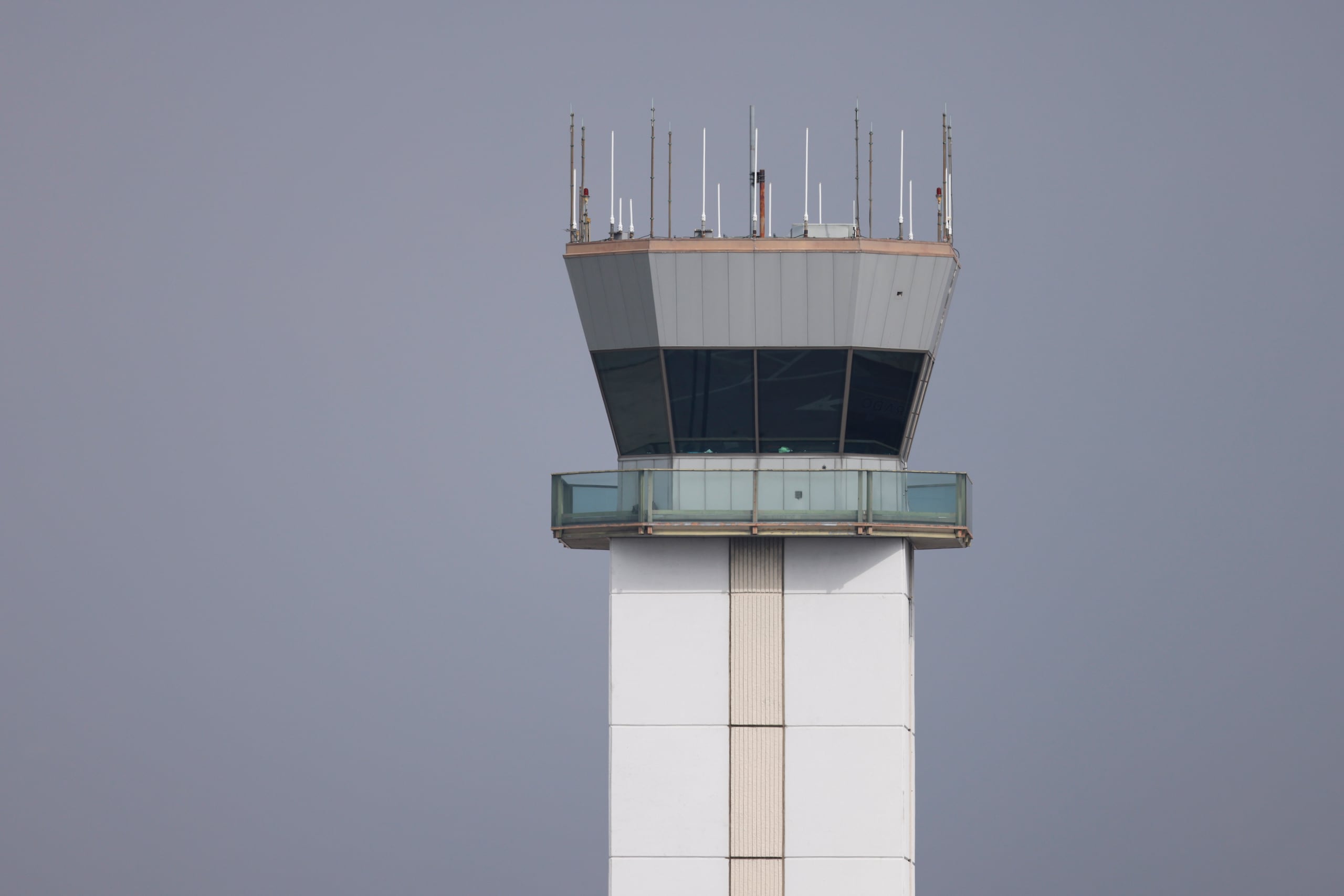 La FAA advirtió a inicios de semana que, debido al cierre, decenas de instalaciones de tráfico aéreo enfrentan escasez de personal durante la jornada nocturna.