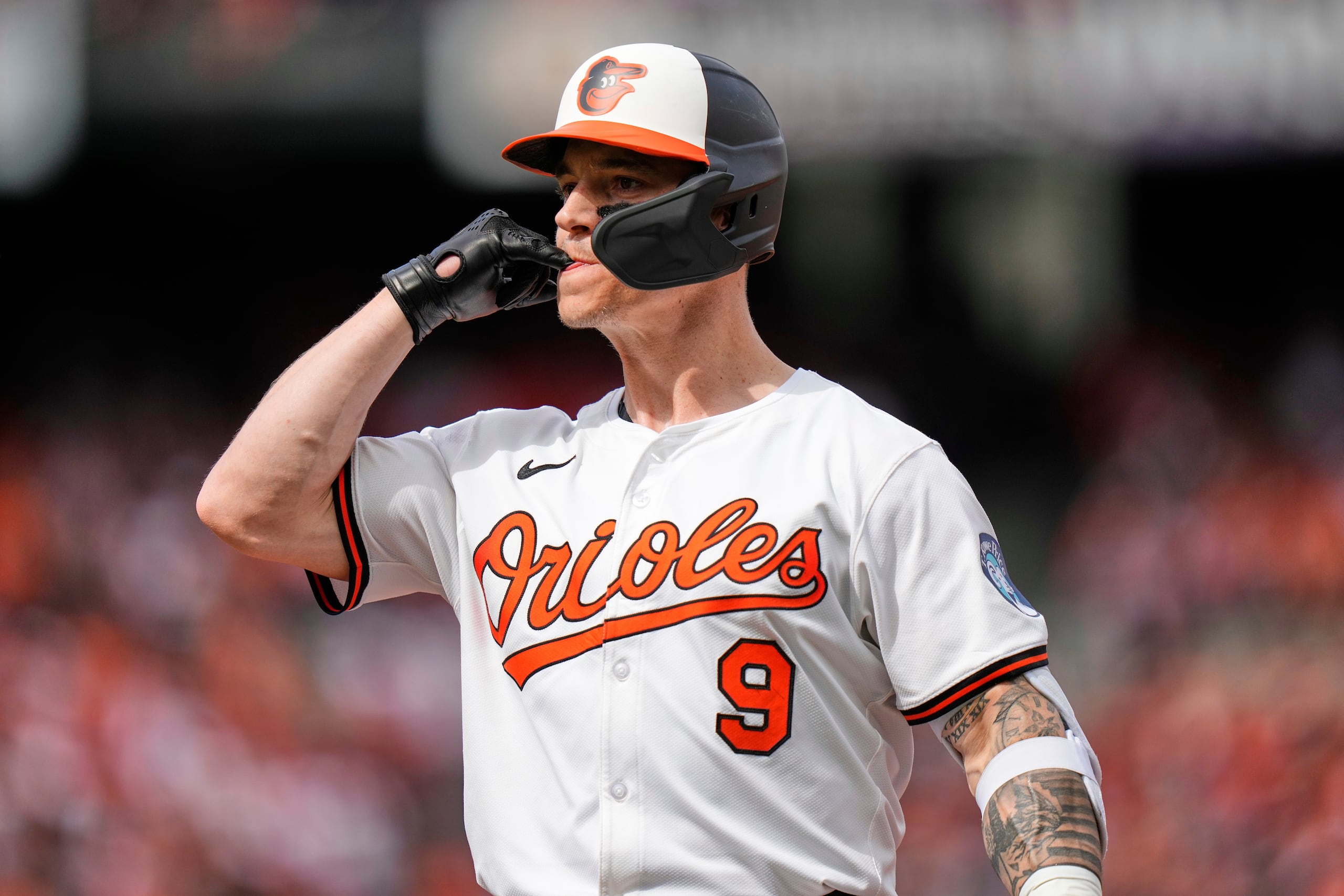 Tyler O'Neill, de los Orioles de Baltimore, celebra después de batear un sencillo productor durante la primera entrada del día inaugural en su estadio frente a los Red Sox.