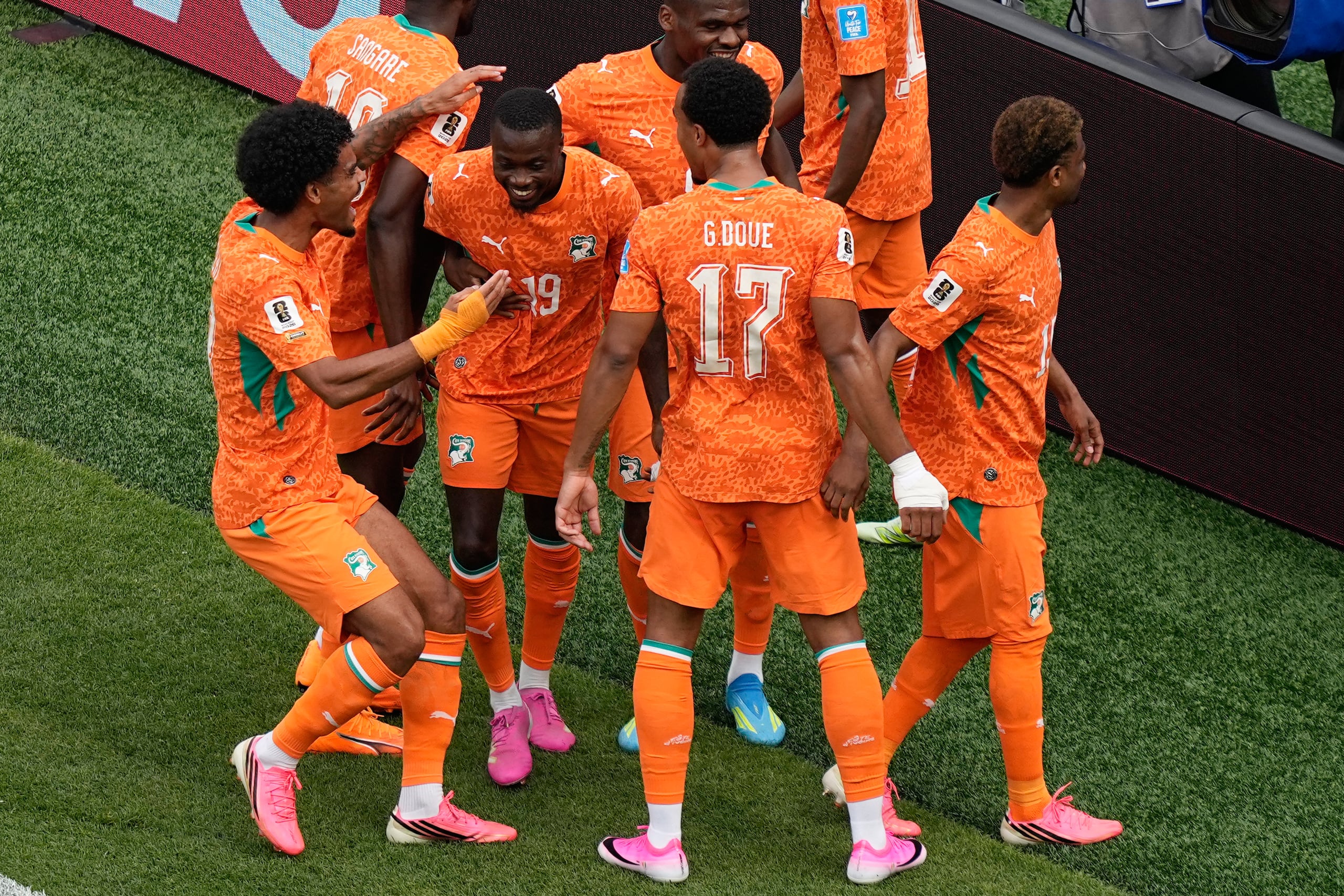 Nicolas Pepe (19) celebra luego de marcar uno de sus dos goles del partido ante Curazao.