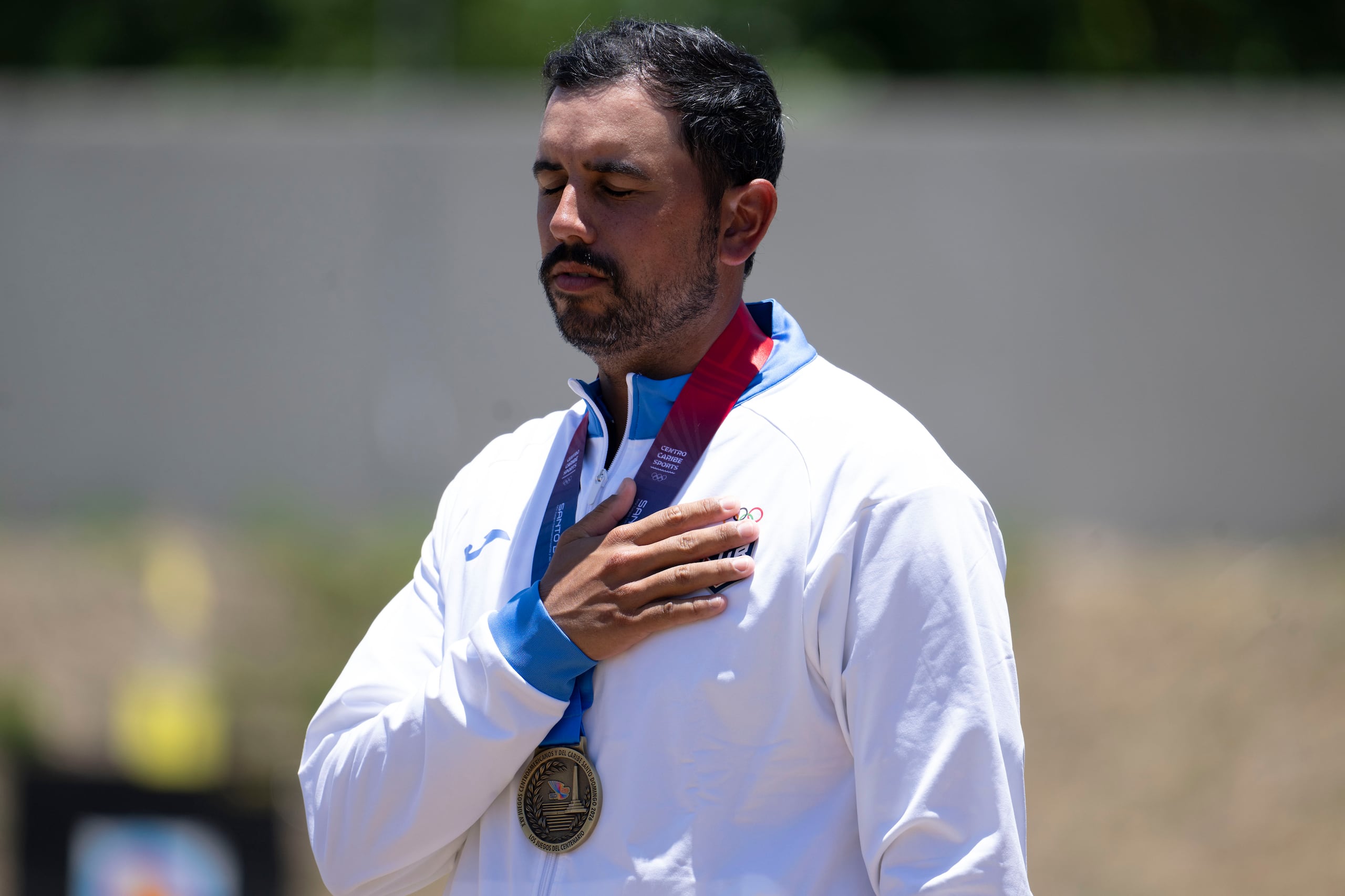 Jean Pizarro escucha la entonación de la borinqueña durante su premiación.