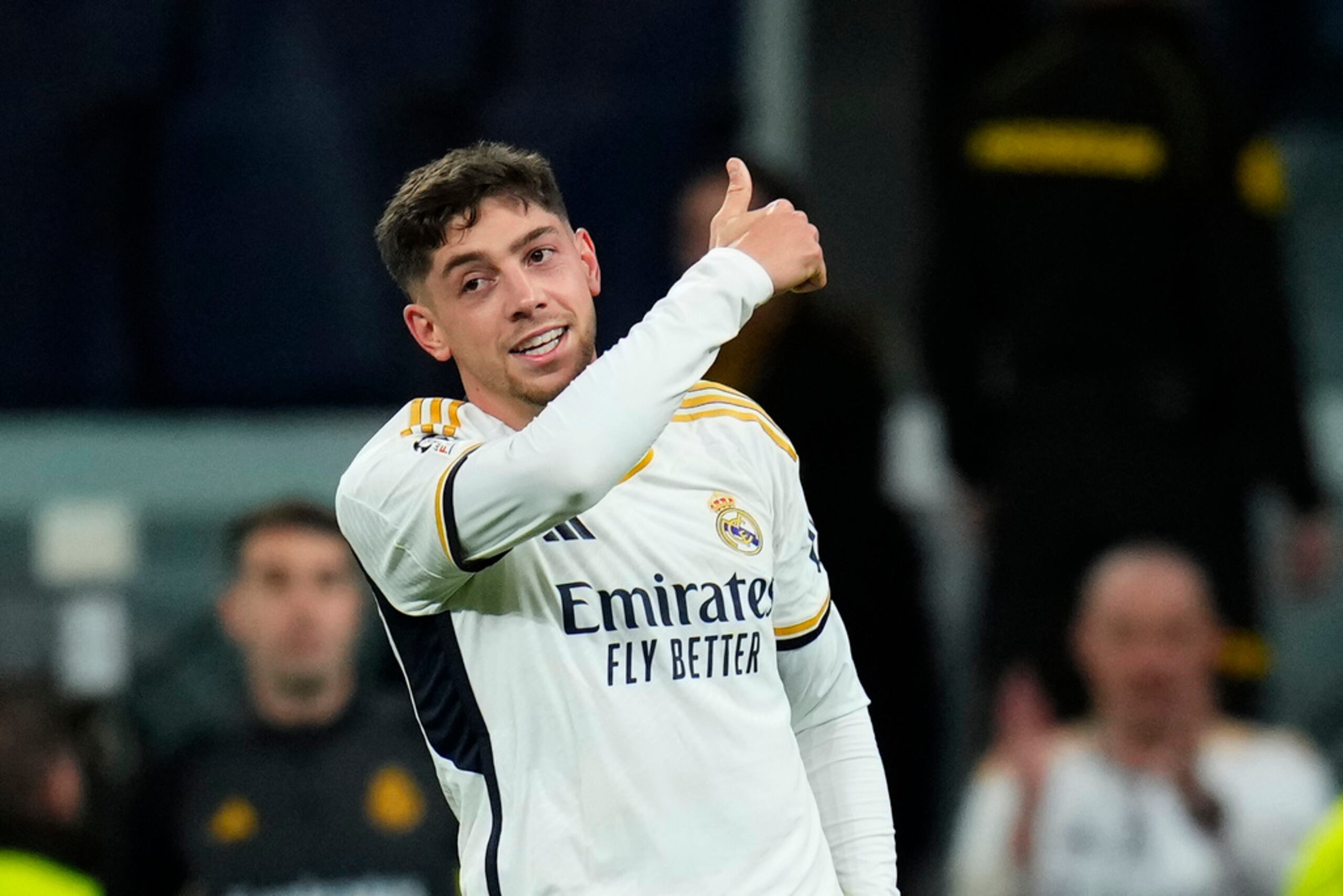 Federico Valverde celebra tras marcar el tercer gol del Real Madrid en el empate 3-3 contra Manchester City en los cuartos de final de la Liga de Campeones.