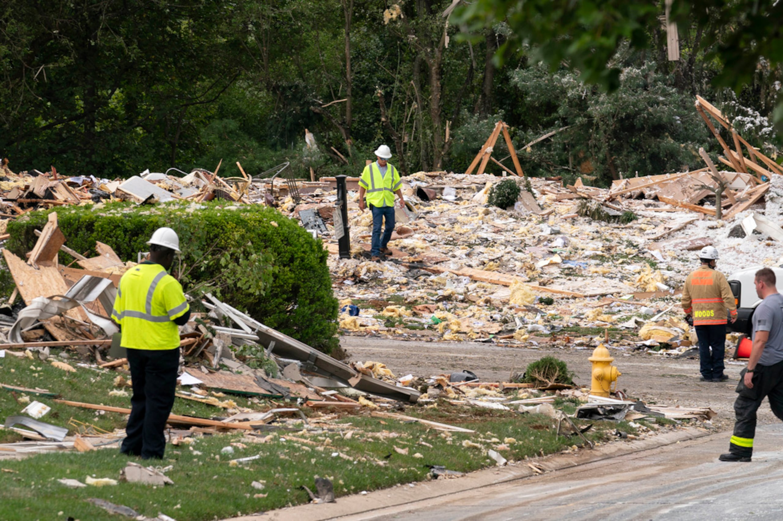Trabajadores de la construcción retiran escombros tras la explosión de una vivienda, el domingo 11 de agosto de 2024, en Bel Air, Maryland.