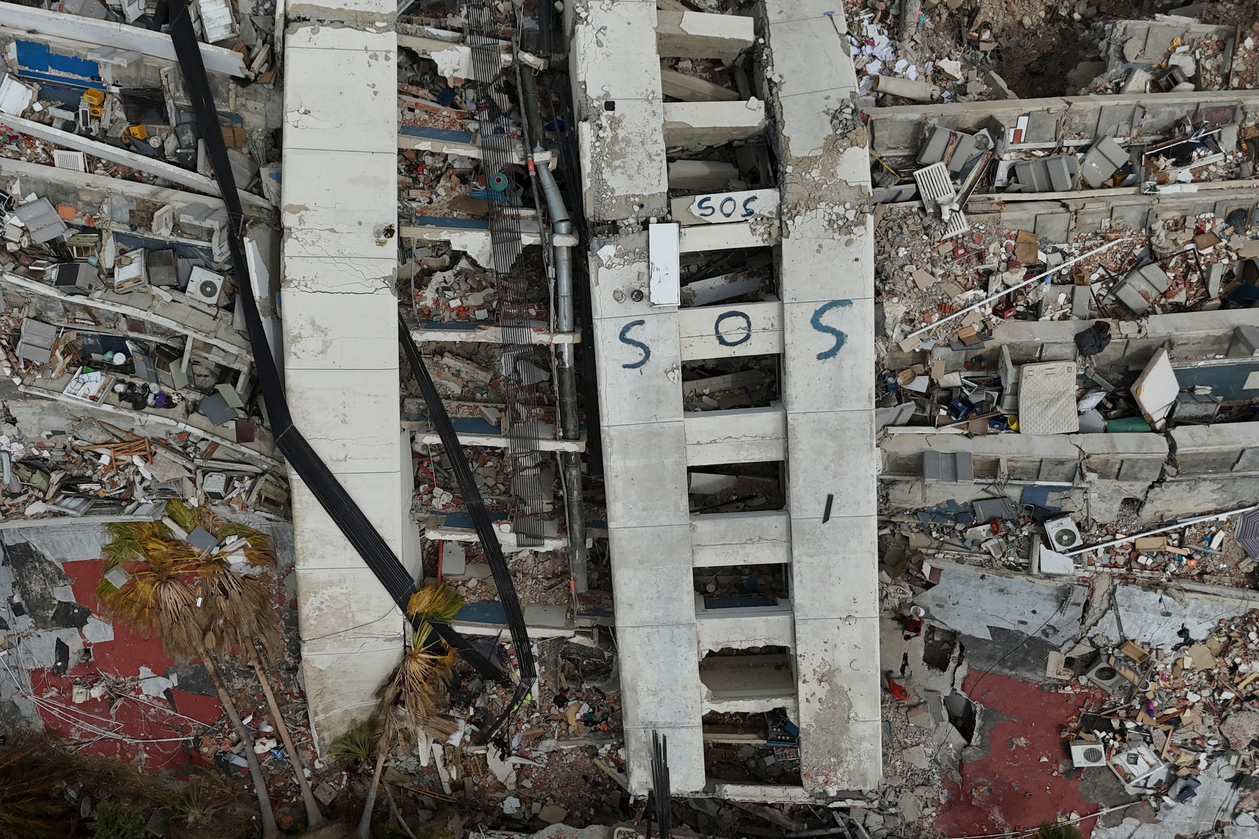 Las familias con seres queridos desaparecidos enfrentan nuevos horrores cuando revisan los escombros. Algunas han buscado durante días para encontrar cadáveres de familiares tan descompuestos que no pueden distinguirlos.