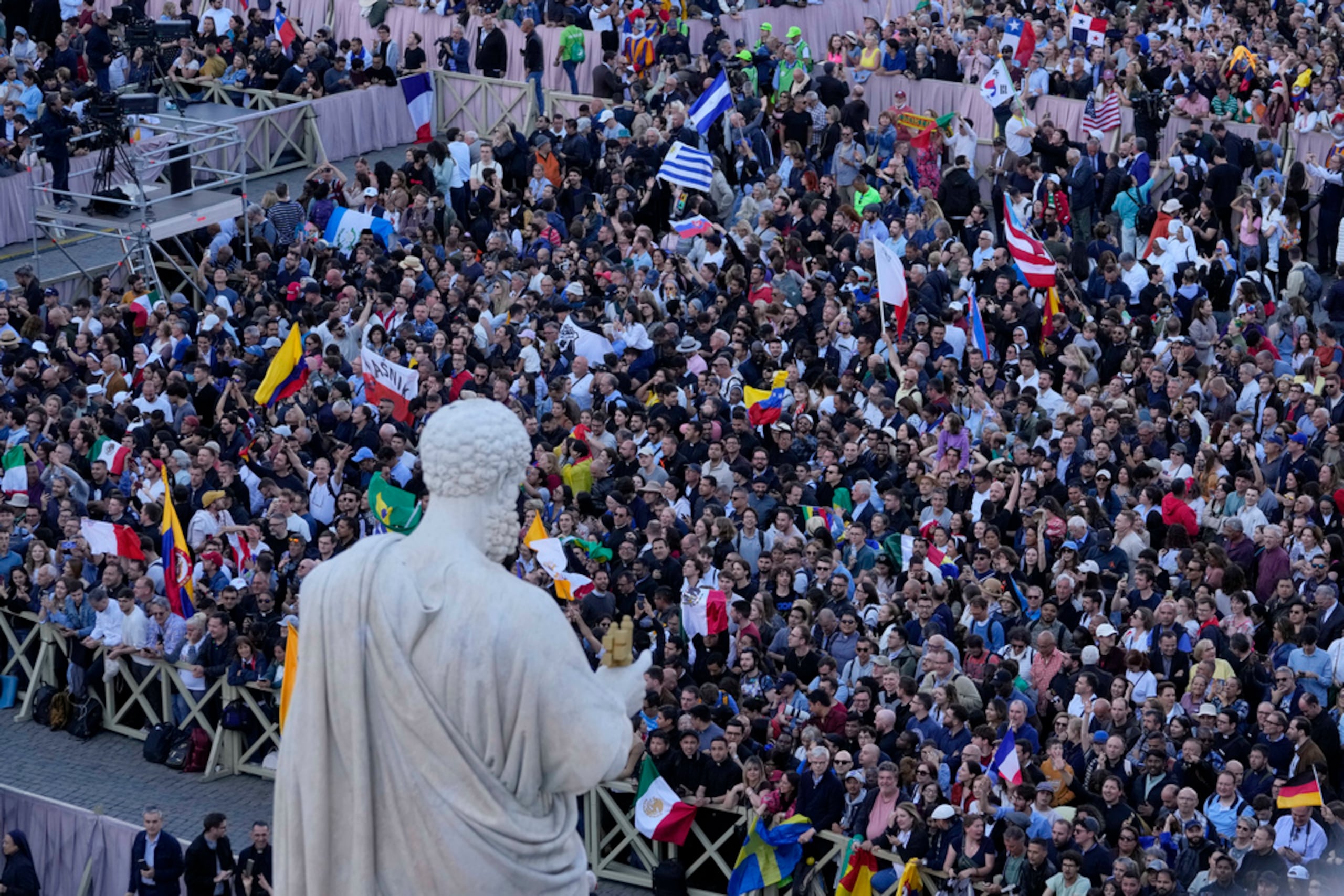 Personas ondean banderas en la plaza de San Pedro tras la elección del pontífice número 267 de la Iglesia católica romana, en el Vaticano, el jueves 8 de mayo de 2025.