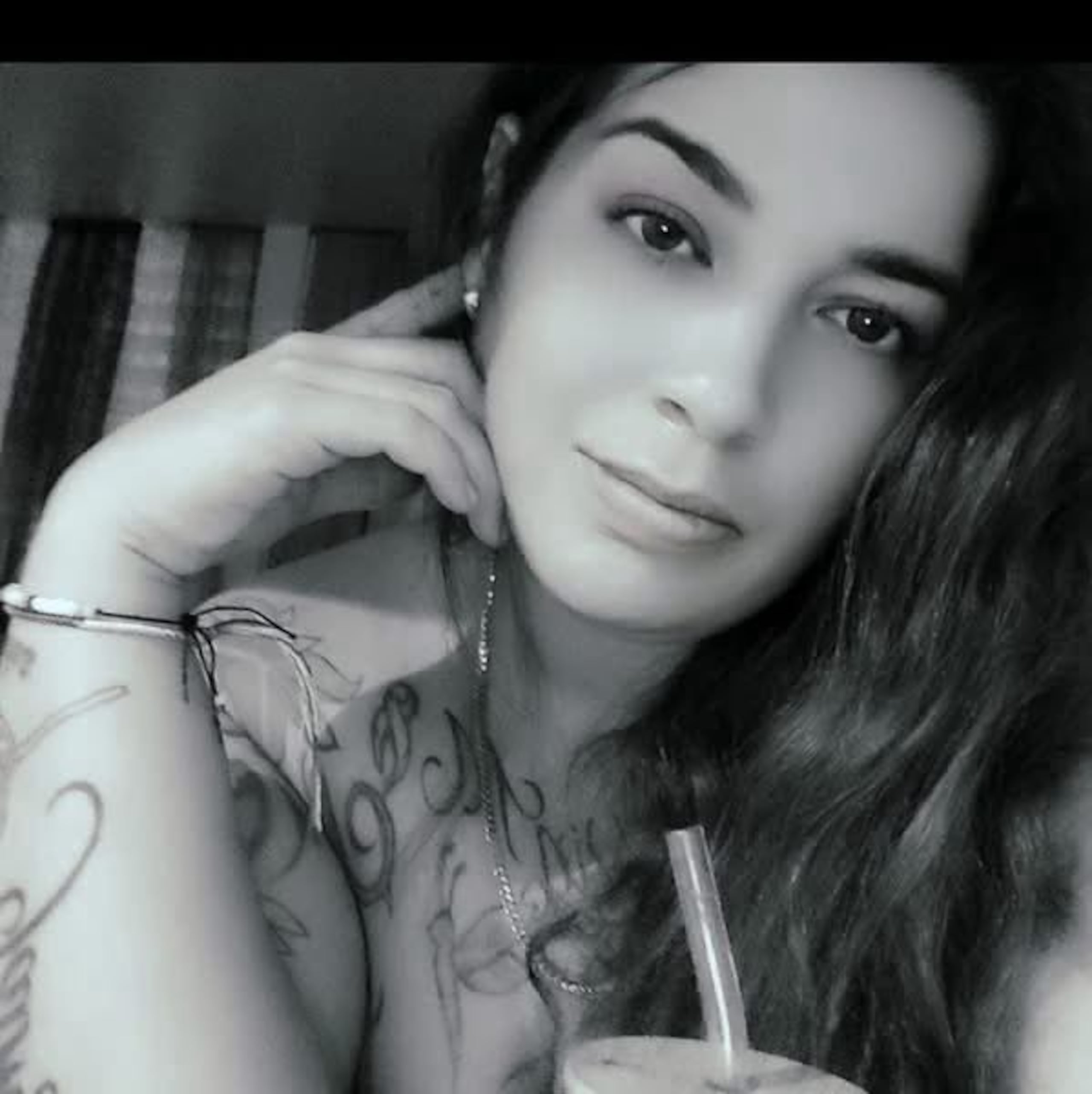 Caroline Bou, de 34 años, fue asesinada el 6 de abril, frente a sus nueve hijos. Por su feminicidio, está acusado Alvin Miguel Torres Alvarado, que se presume la golpeó y apuñaló hasta su muerte. Era madre de nueve menores.