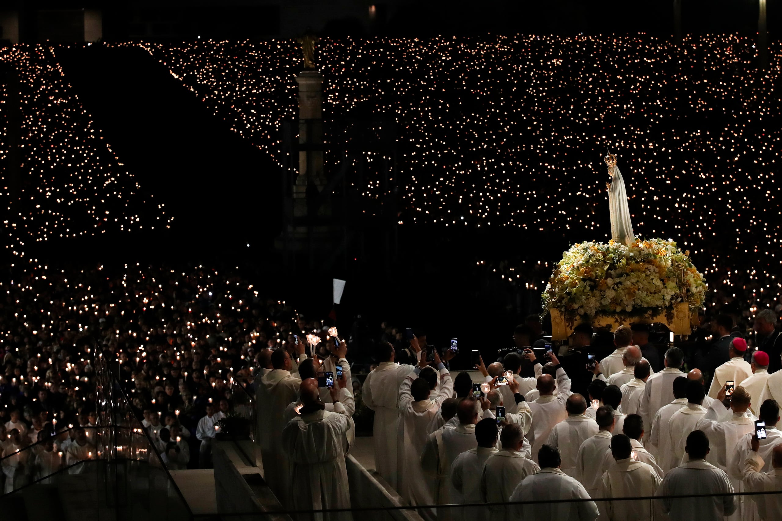 Se estima que más de 180 mil personas se dieron cita en el Santuario de Fátima para la ocasión.
