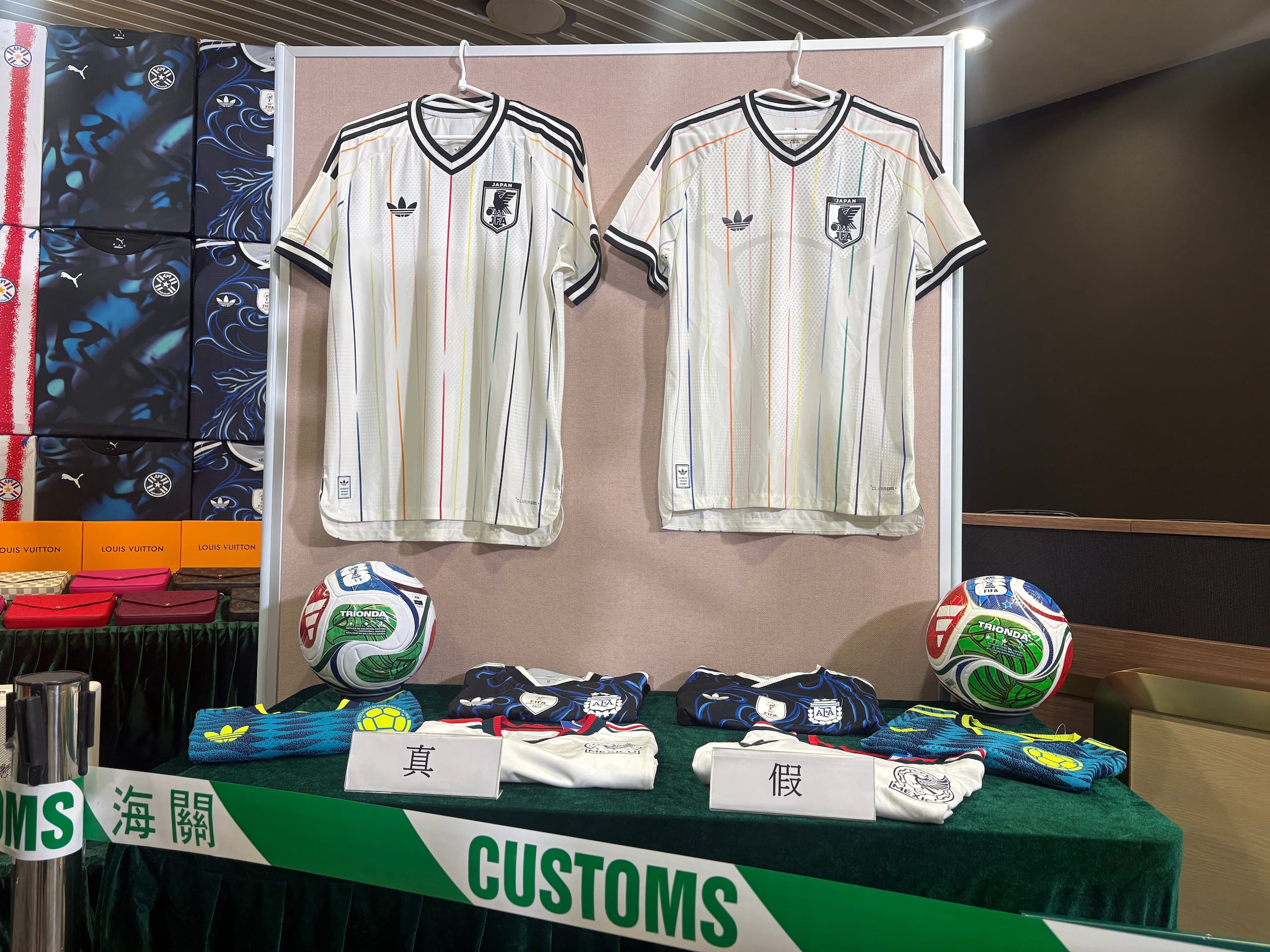 Autoridades aduaneras de Hong Kong muestran equipaciones de fútbol reales, a la izquierda, y falsificaciones, a la derecha.