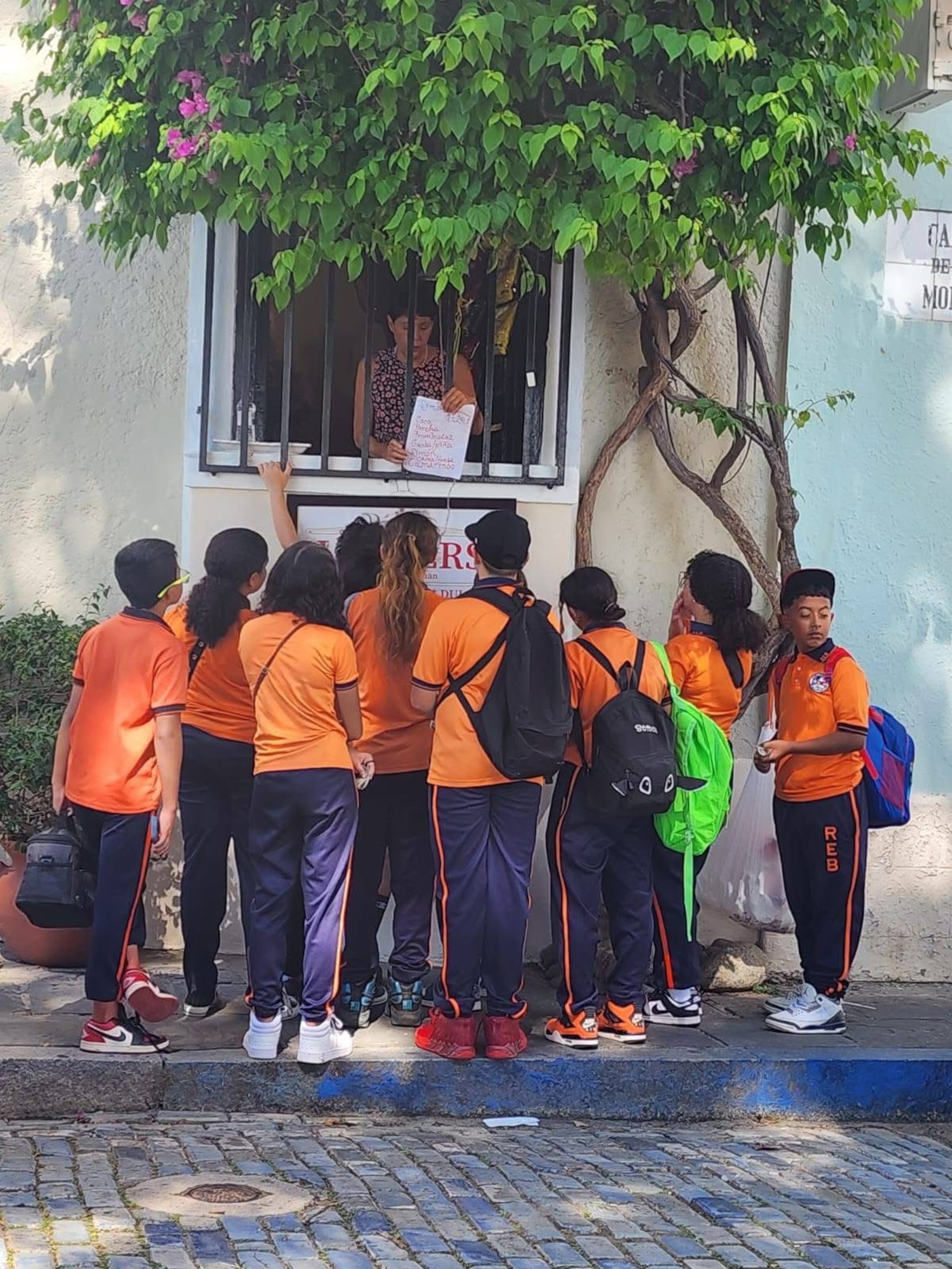 Los estudiantes visitaron El Morro, y la Calle San Sebastián, donde pudieron compartir con los artesanos que presentan sus creaciones este fin de semana.
