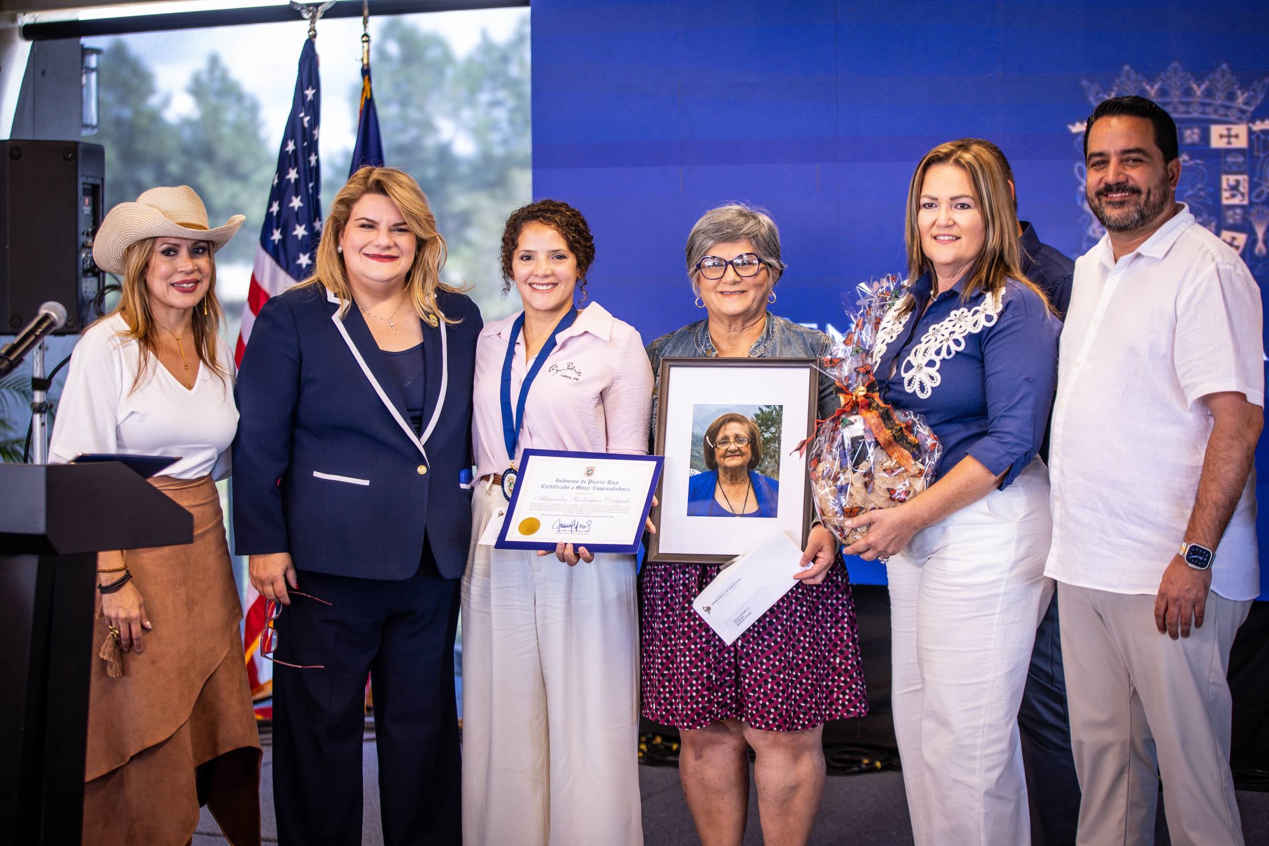 Jenniffer González entrega la Medalla de la Gobernadora a una familia de caficultoras. Estas son la fenecida abuela, Dolores Rodríguez; su hija y maestra retirada, Dinelia Delgado Rodríguez, así como su nieta Alejandra Rodríguez Delgado.