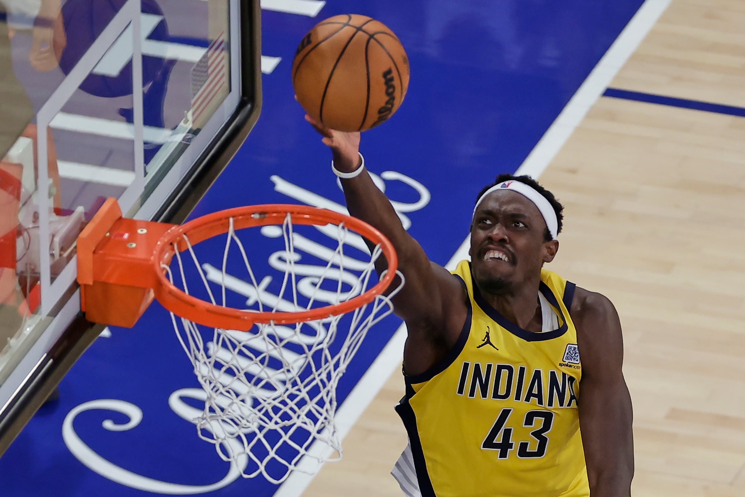 Pascal Siakam, de los Pacers de Indiana, encesta frente a los Knicks de Nueva York, en el segundo partido de la final del Este, el viernes 23 de mayo de 2025 (AP Foto/Adam Hunger)