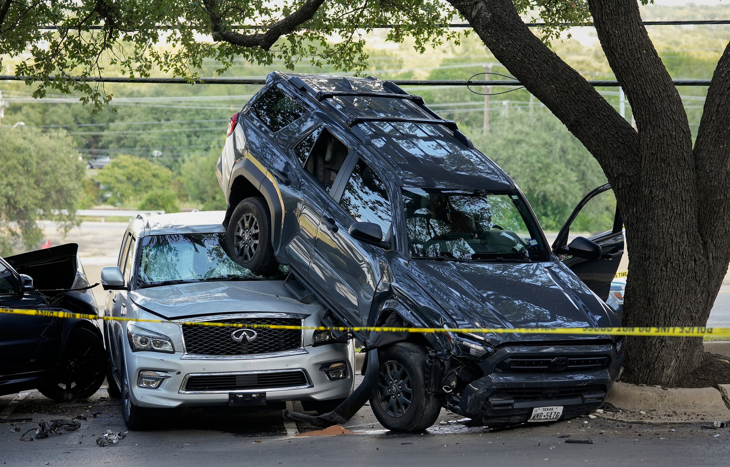 La escena de un accidente con múltiples vehículos cuando la 4-Runner robada, conducida por el sospechoso del tiroteo en Target, chocó contra un Volkswagen antes de quedar encima de una camioneta Infiniti cerca de North Mopac Expressway Service Road y Executive Center Drive, en Austin, Texas, el lunes 11 de agosto de 2025.