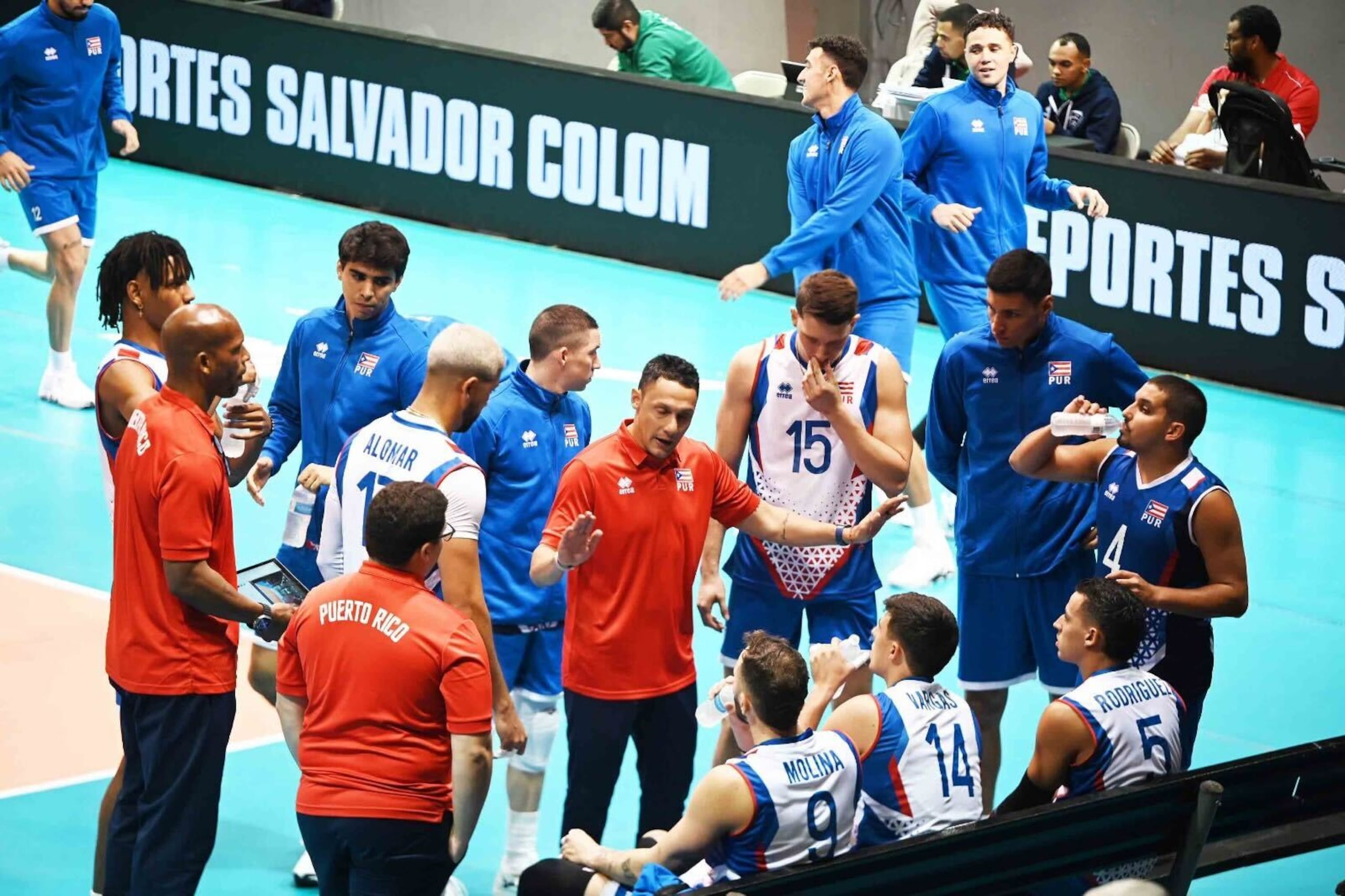 Jamille Torres, dirigente de la Selección Nacional de voleibol masculino, al centro durante un juego en 2025.