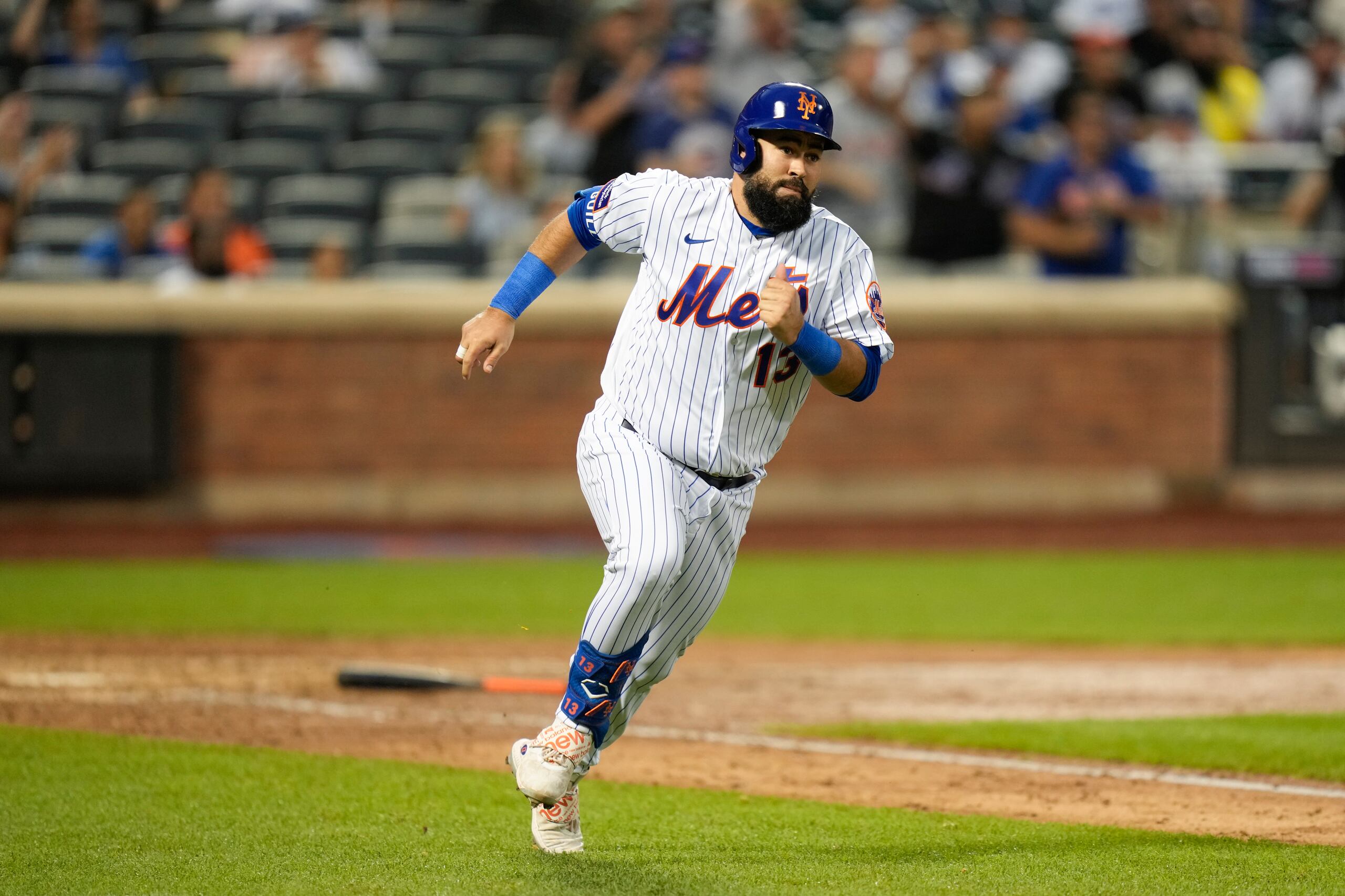 El venezolano Luis Guillorme de los Mets de Nueva York recorre las bases tras su sencillo en la décima entrada ante los Dodgers de Los Ángeles el domingo 16 de julio del 2023. (AP Foto/Seth Wenig)