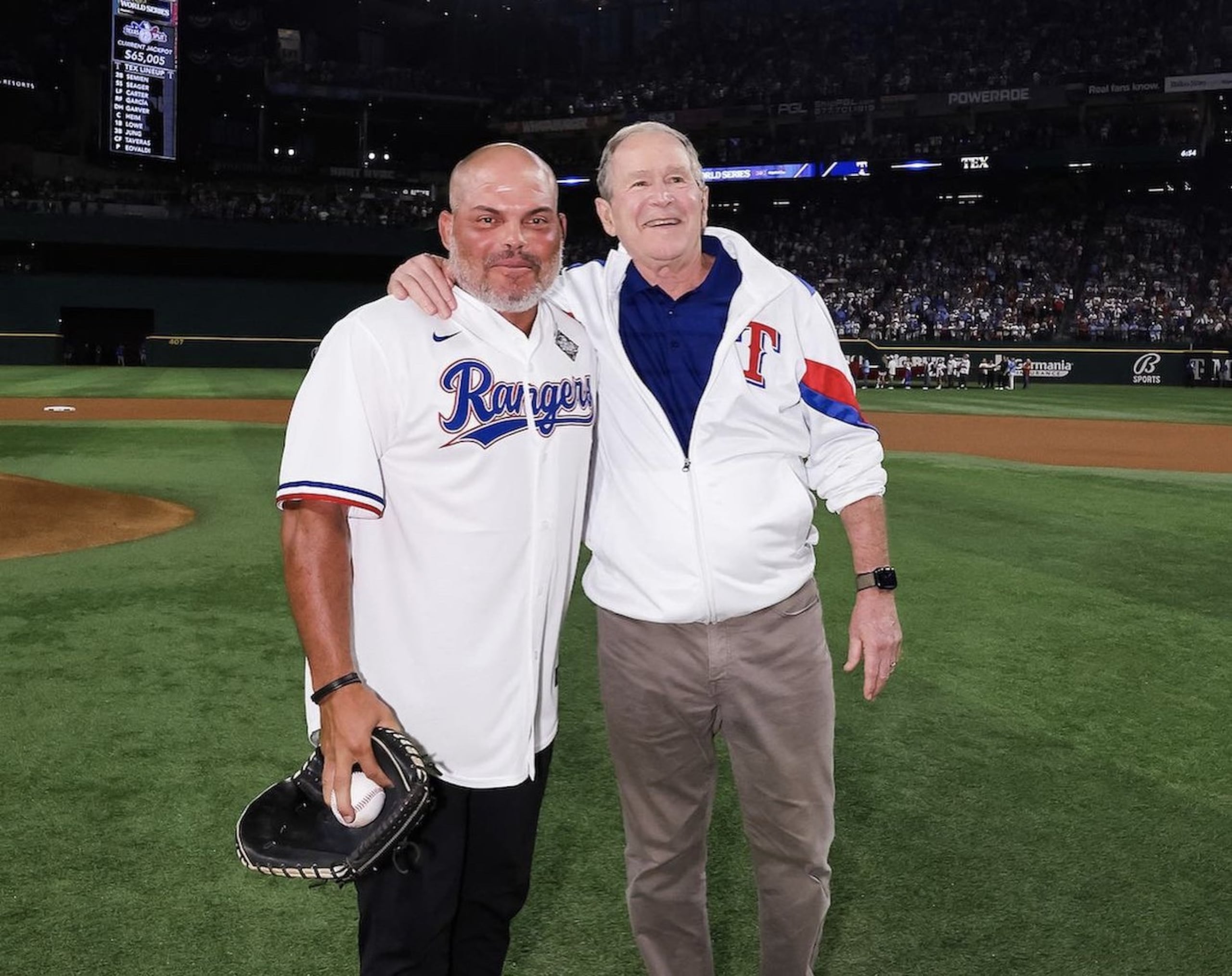El boricua Iván Rodríguez junto al expresidente estadounidense George W. Bush.