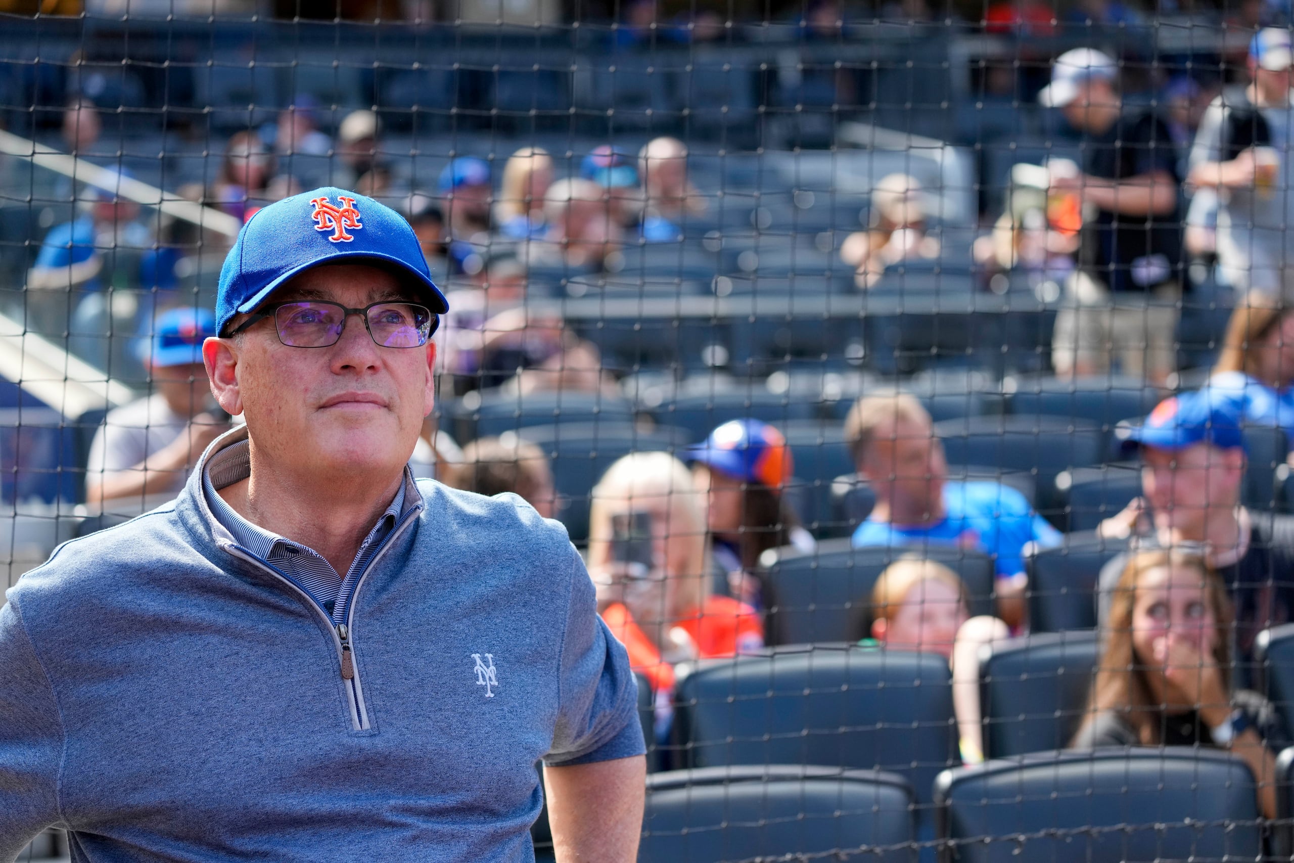 Steve Cohen, dueño de los Mets de Nueva York, espera el inicio de un juego ante los Rojos de Cincinnati, el 17 de septiembre de 2023 (AP Foto/Mary Altaffer)