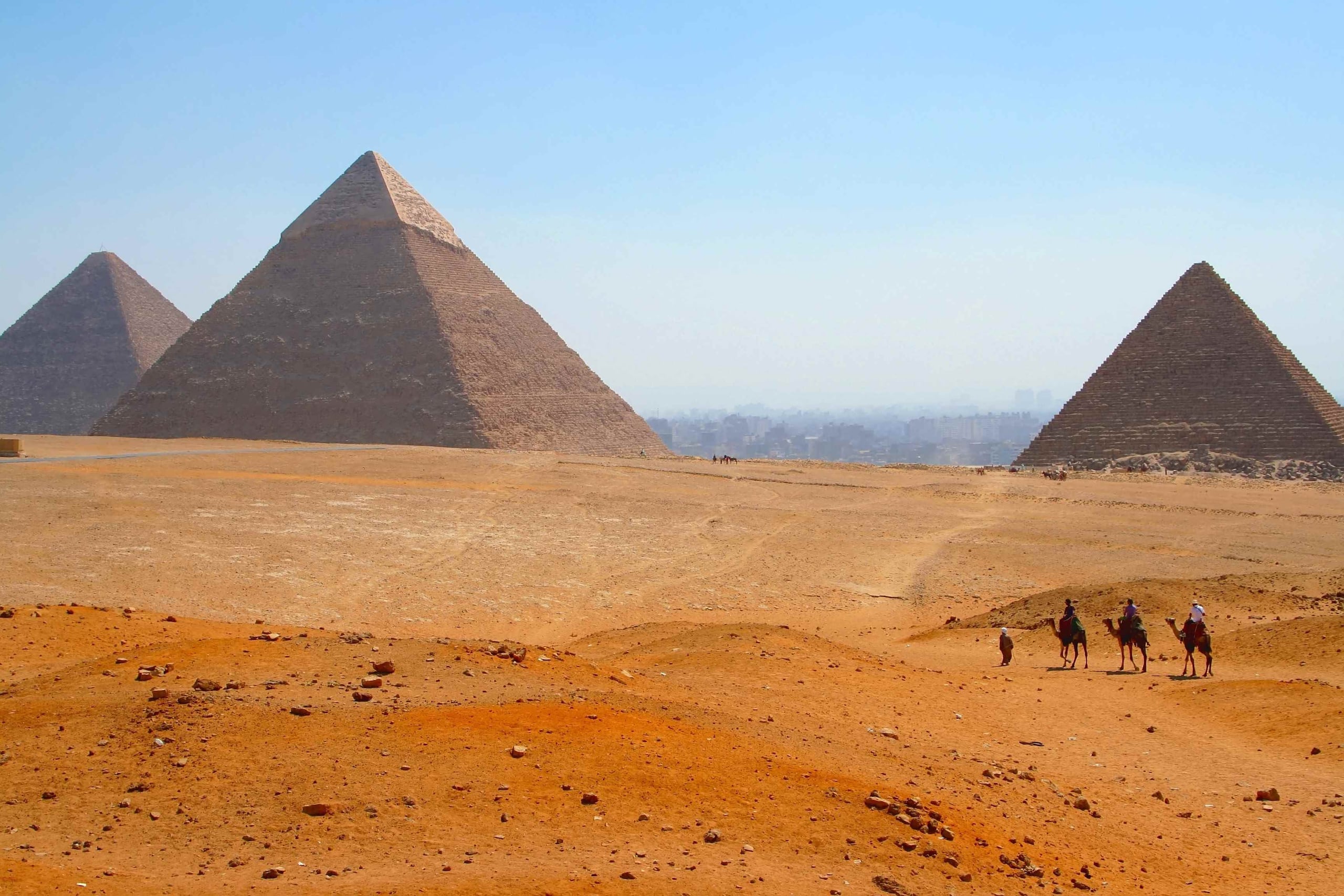 Egipto está bastante occidentalizado y sus turistas son bien recibidos. La Gran Pirámide de Giza es quizás uno de los monumentos más visitados del mundo y una de las edificaciones más altas, con 139 metros. (Foto: Shutterstock.com)