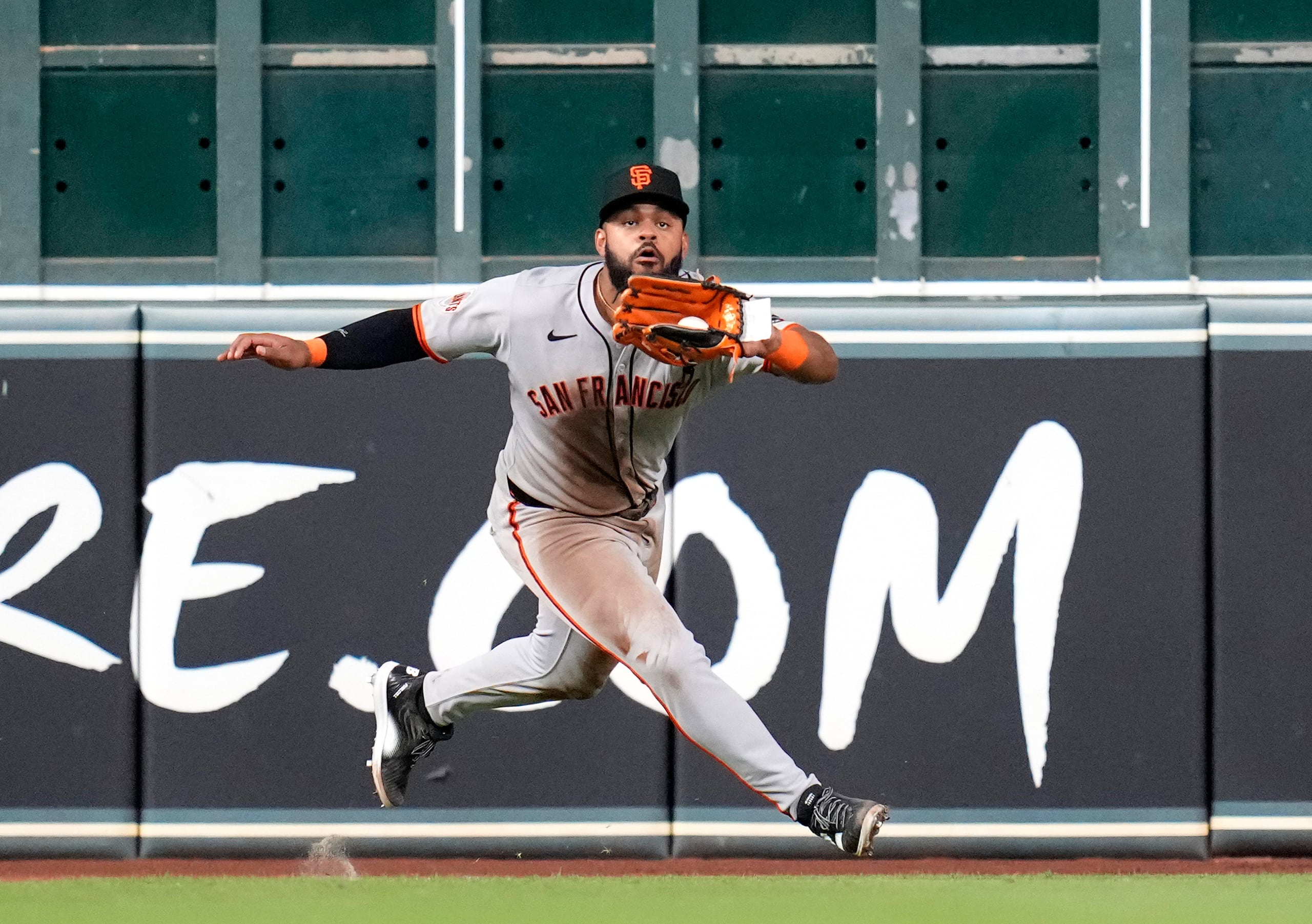Heliot Ramos atrapa un batazo de Yordan Álvarez de los Astros. Los Giants le barrieron la serie a los Astros.