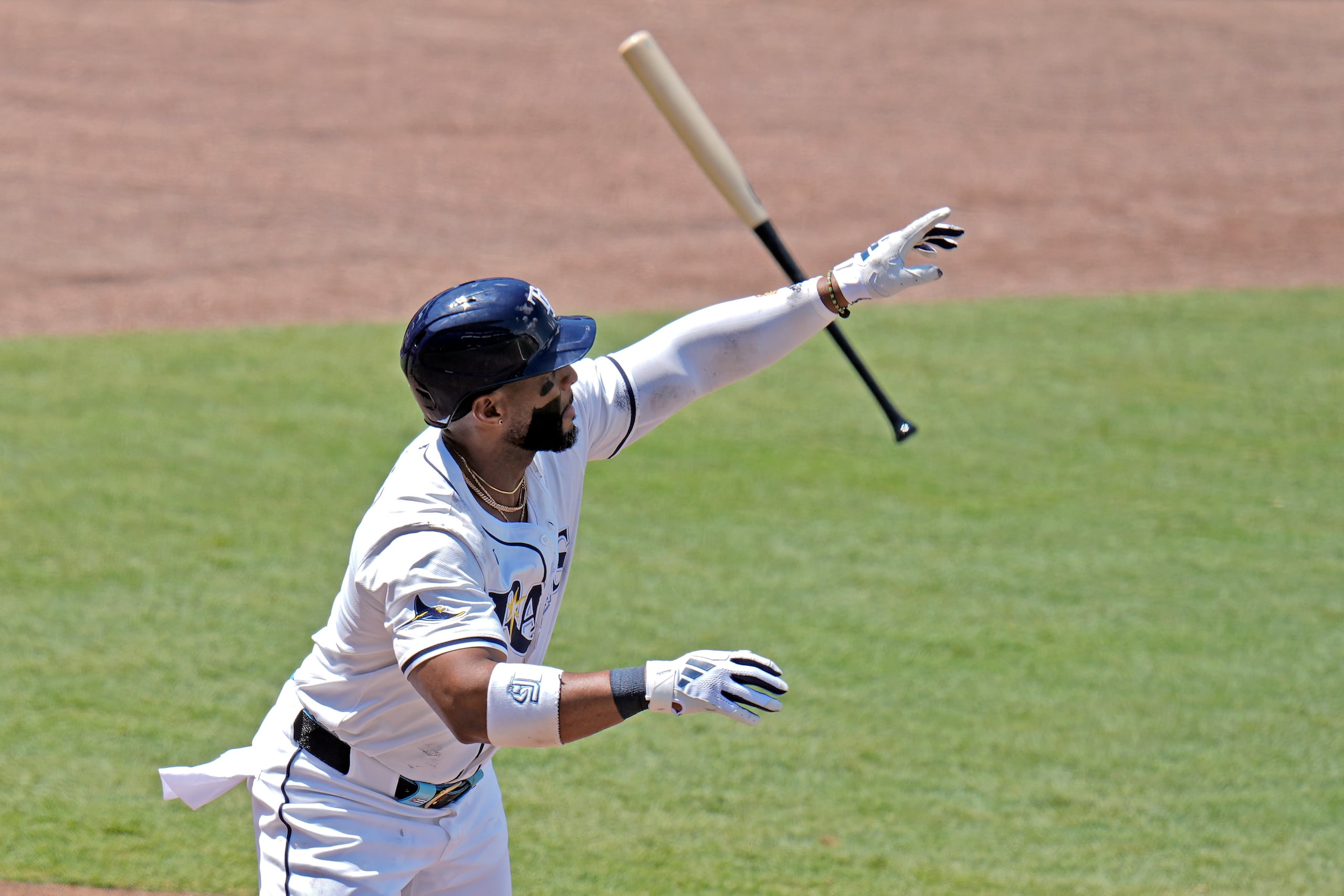Yandy Díaz de los Rays de Tampa Bay luego de batear un jonrón ante los Astros de Houston, el miércoles 21 de mayo de 2025, en Tampa, Florida.
