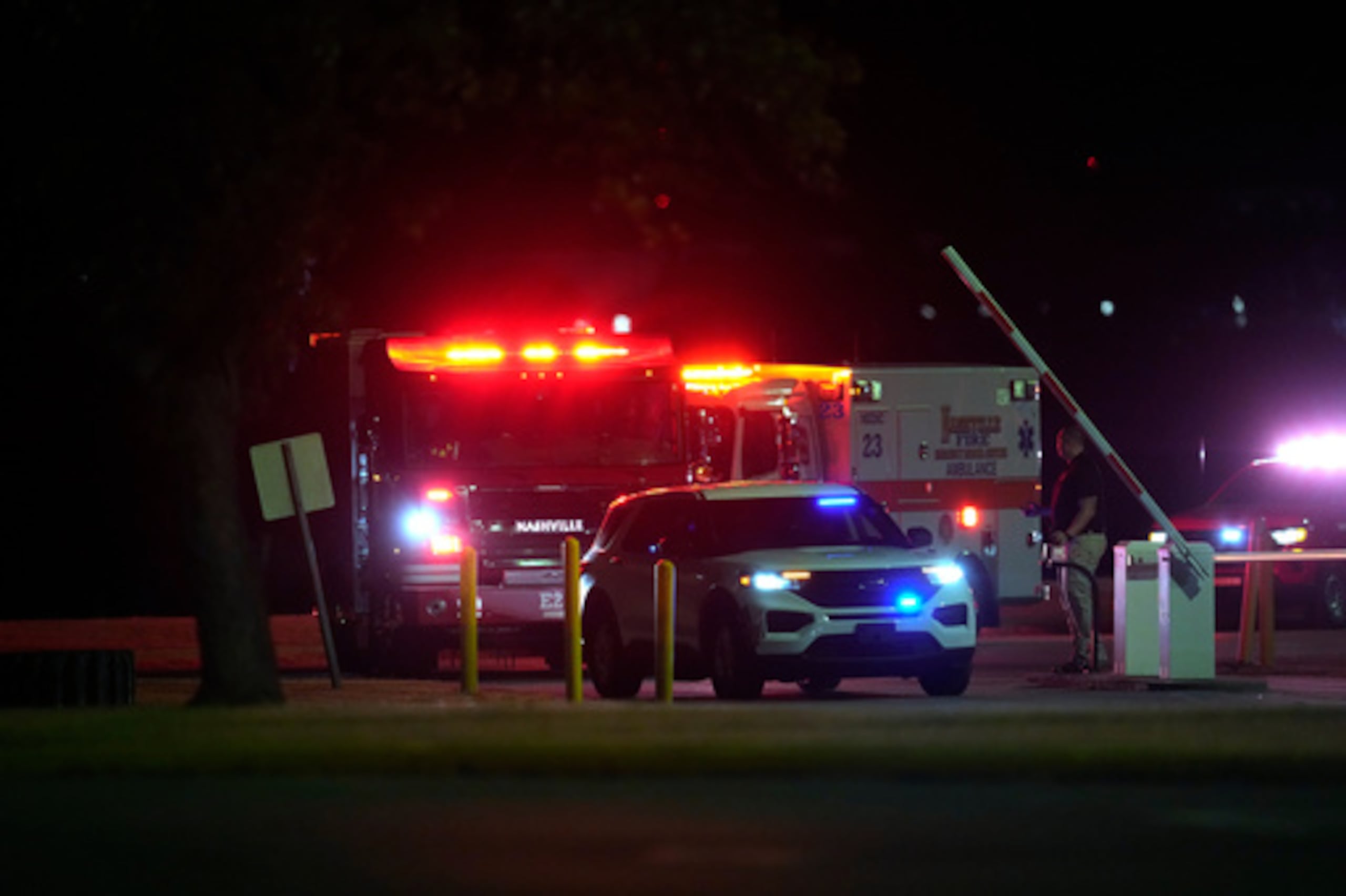 Los vehículos de emergencia llegan al centro penitenciario de máxima seguridad de Riverbend tras la suspensión de la ejecución de Christa Pike el miércoles 30 de septiembre de 2026, en Nashville, Tennessee. (Foto AP/George Walker IV)