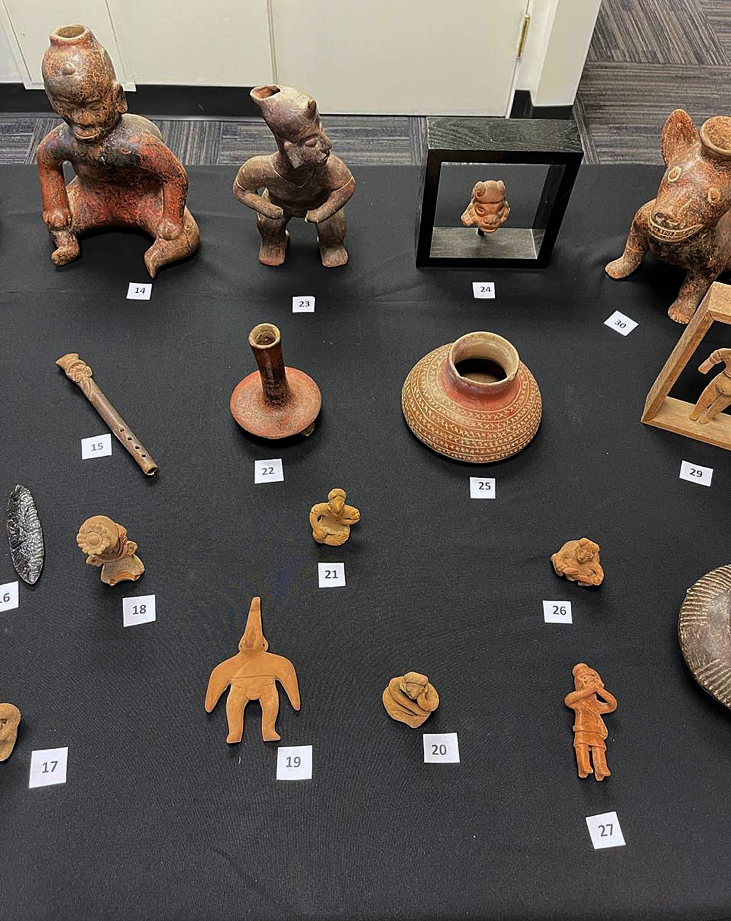 De los objetos recuperados, 31 son monumentos arqueológicos, manufacturados entre los años 300 a.C., y 1521 d.C., mientras que el restante es un bien histórico.