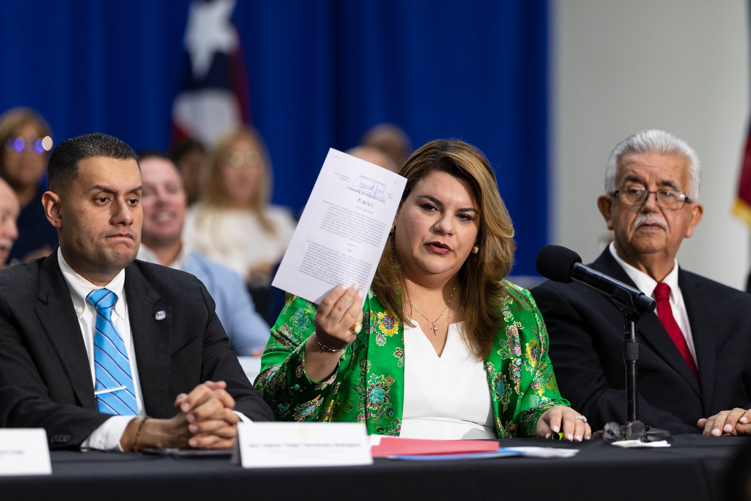 Tras reunirse cerca de dos horas con decenas de alcaldes del Partido Popular Democrático (PPD) y el Partido Nuevo Progresista (PNP), la gobernadora Jenniffer González vetó el Proyecto de la Cámara 420, que eliminaba el impuesto al inventario a partir del año contributivo 2028. Foto por: Xavier Araújo | GFR Media