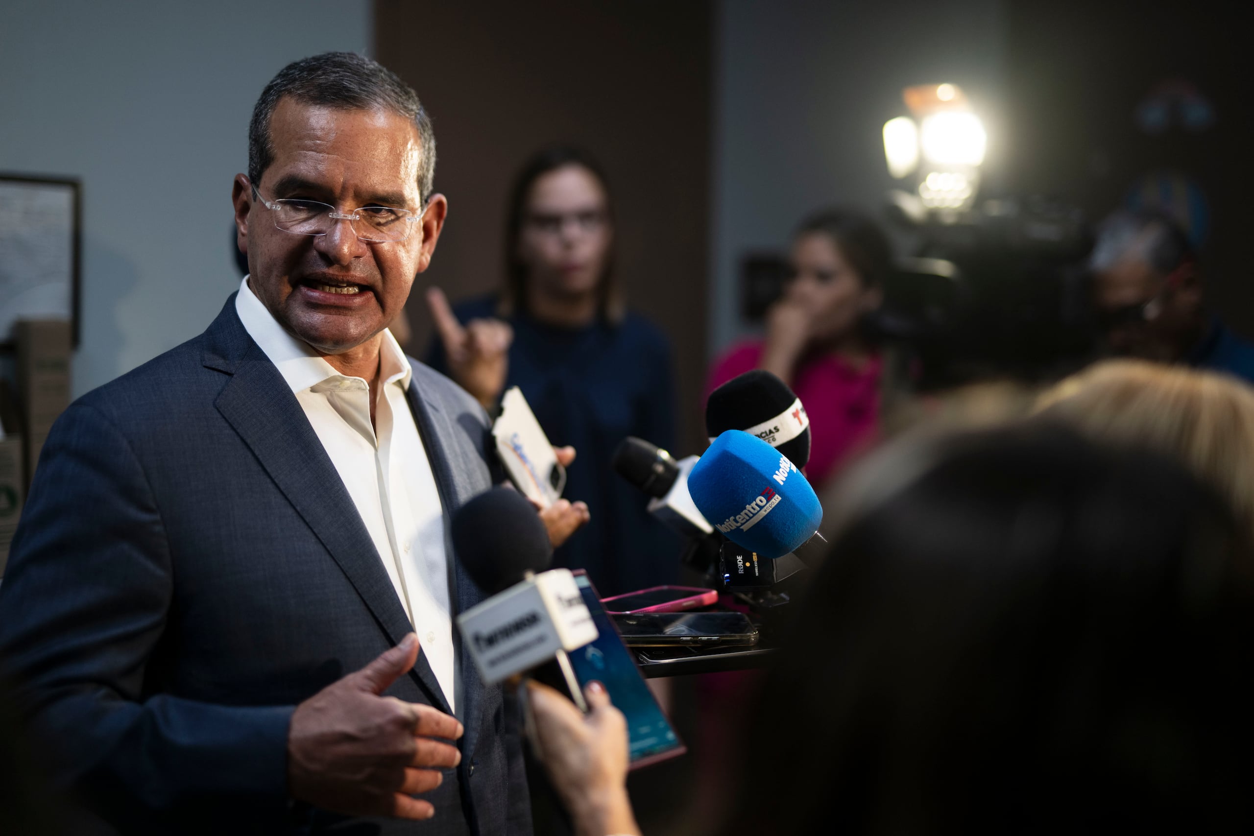 A su juicio, se erró al imponerle una fianza de $5,000 a Santiago Figueroa, cuando su expareja testificó sobre los incidentes de violencia de género que este había protagonizado, así como que no se le impuso supervisión electrónica.