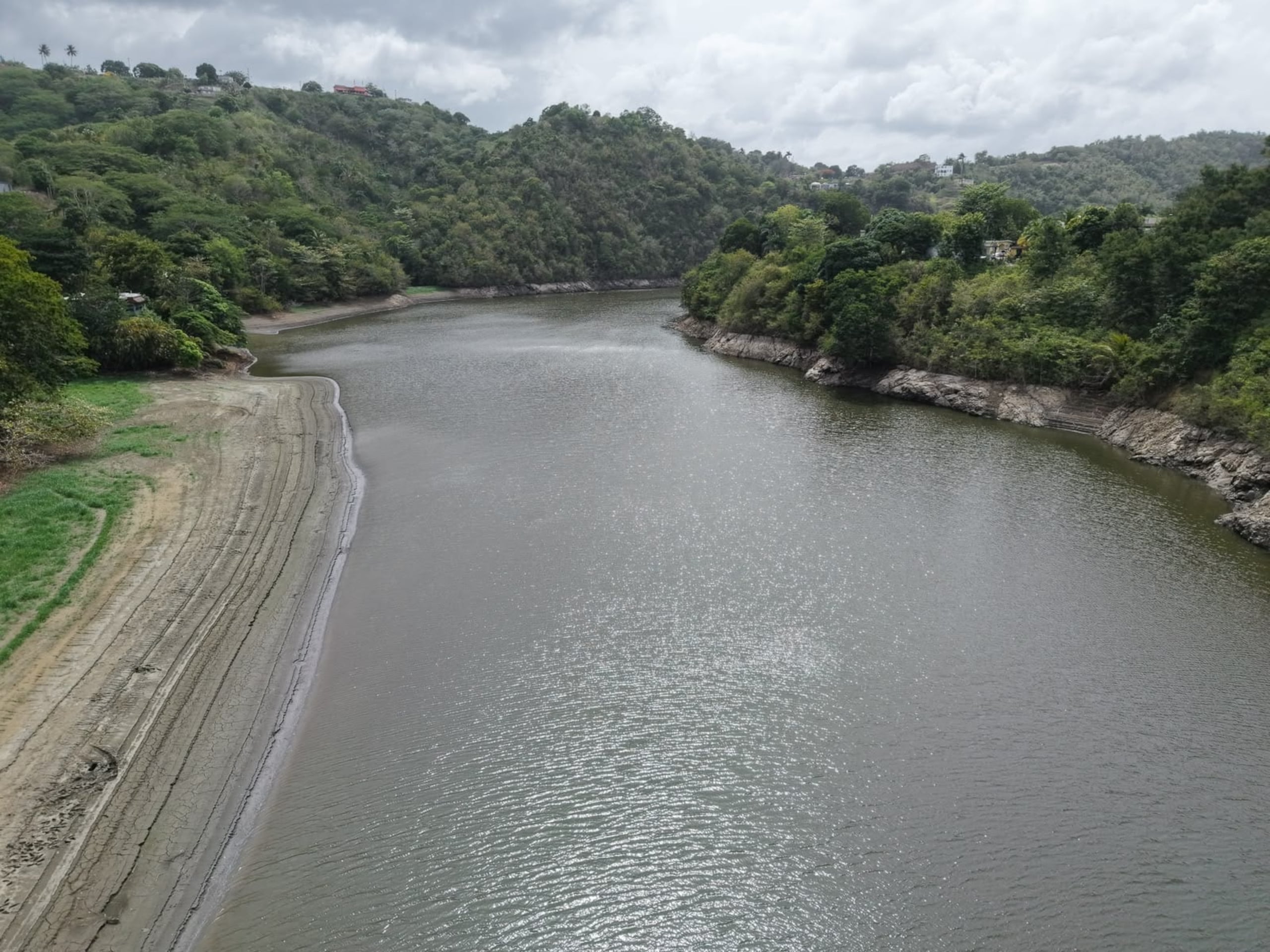 Fotos aéreas de La Plata, embalse afectado por la sequía.