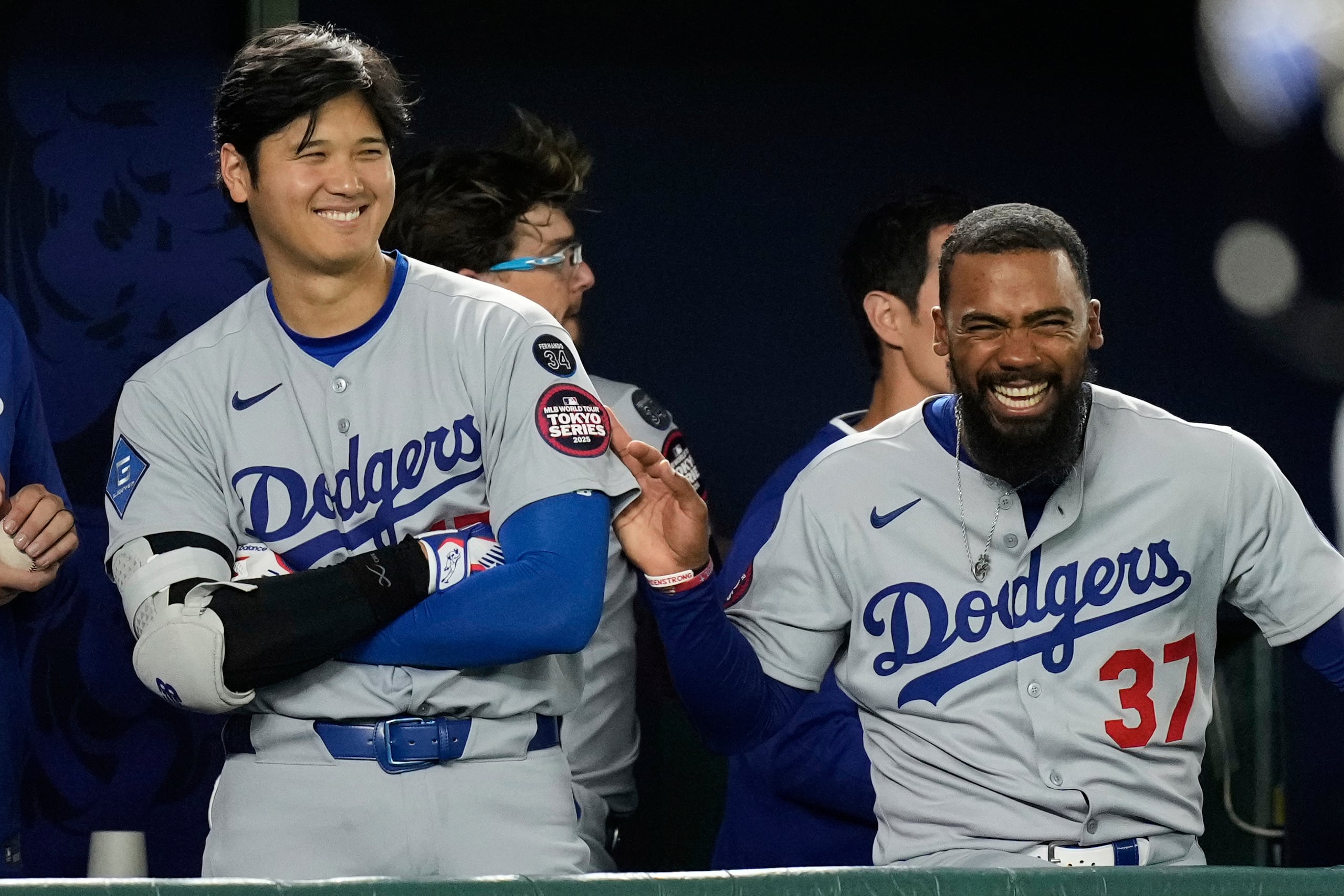 Shohei Ohtani y Teoscar Hernández, de los Dodgers de Los Ángeles, bromean durante el octavo inning del juego contra los Cubs.