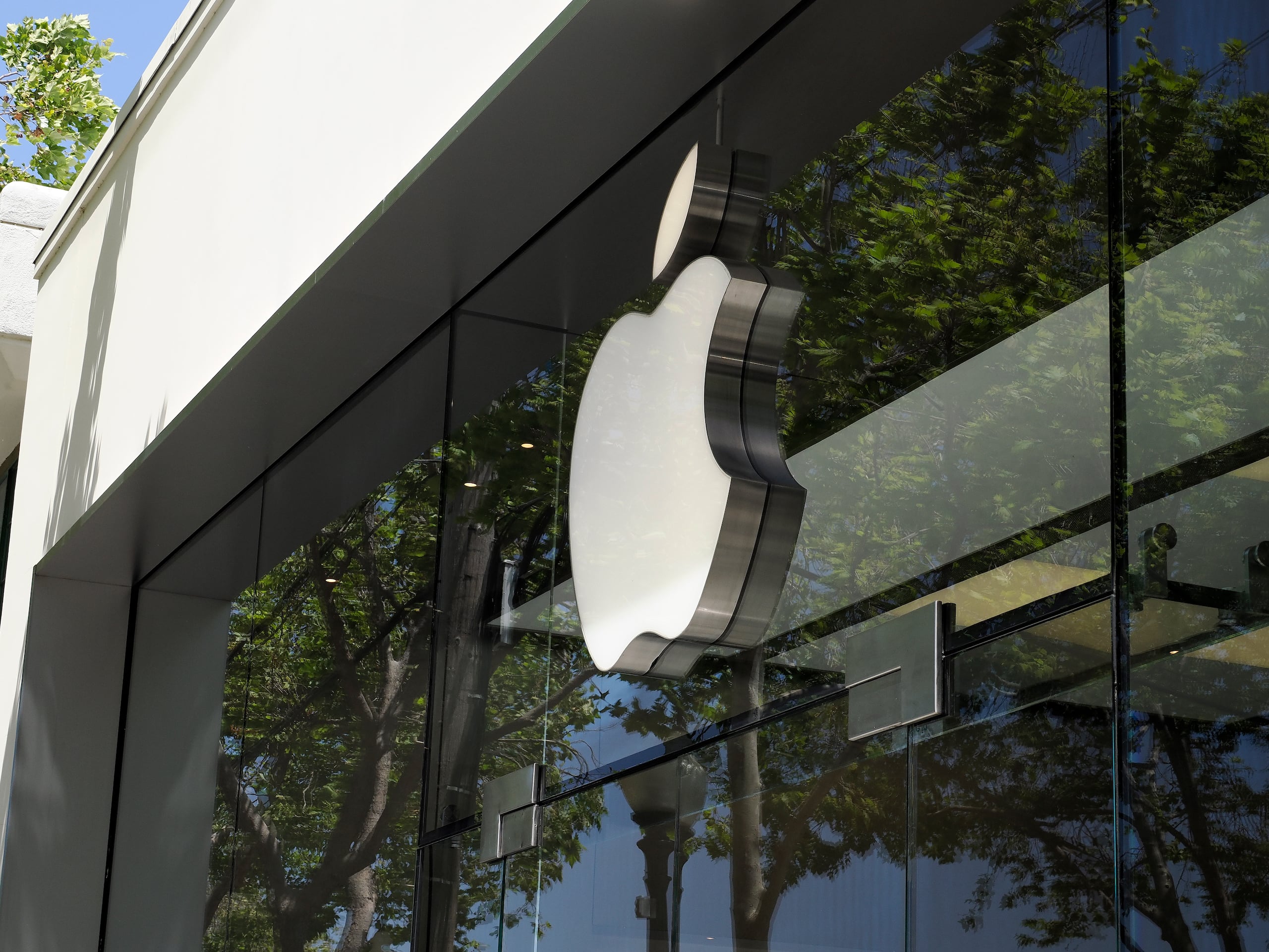 Apple había alcanzado momentáneamente los tres billones de dólares de capitalización en enero de 2022, convirtiéndose en la primera en lograrlo, pero en esta ocasión rebasó la cifra.