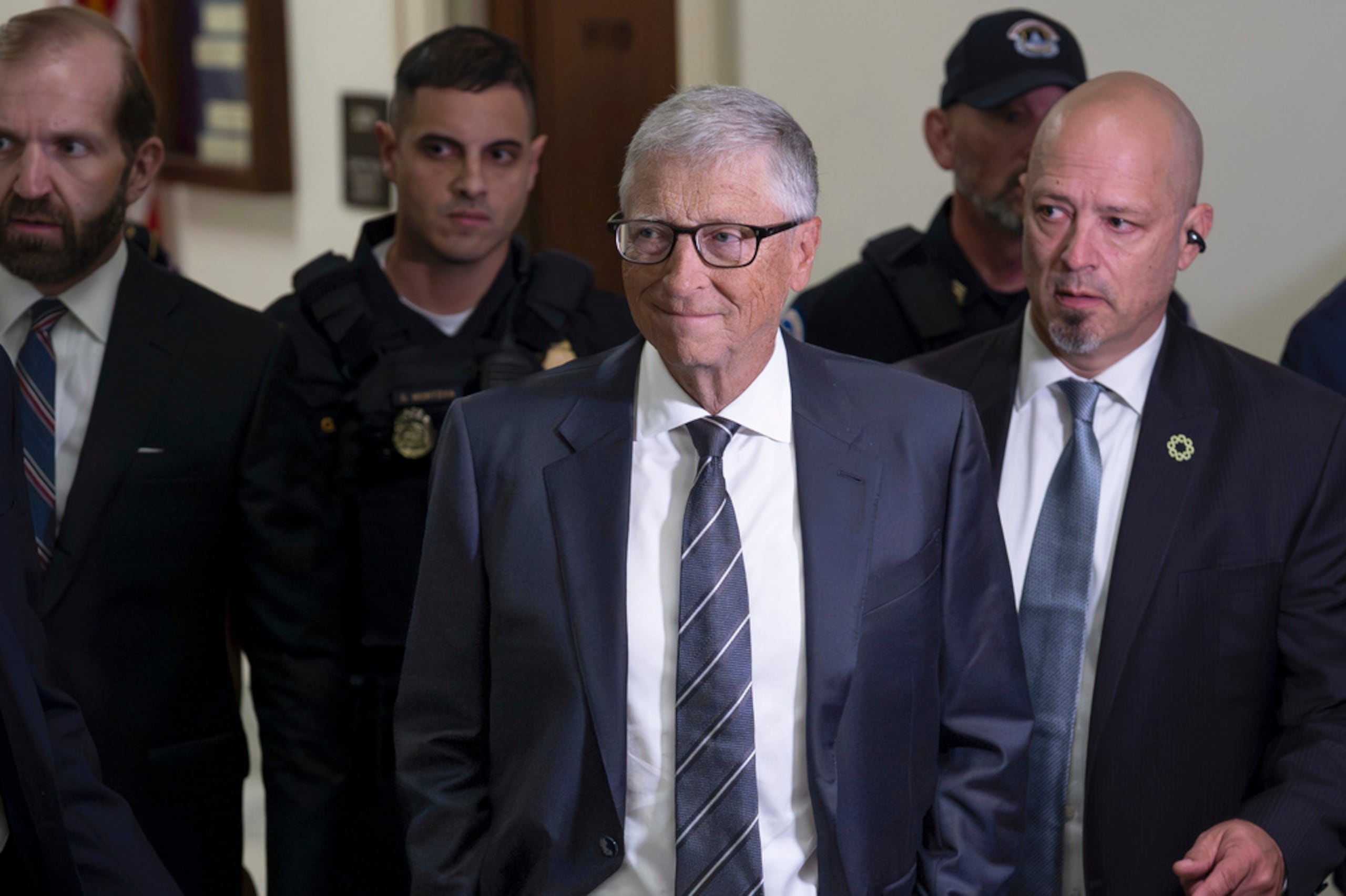 Bill Gates llega al Capitolio para una entrevista a puerta cerrada con el Comité de Supervisión de la Cámara de Representantes que investiga al delincuente sexual convicto Jeffrey Epstein, en Washington, el 10 de junio de 2026.