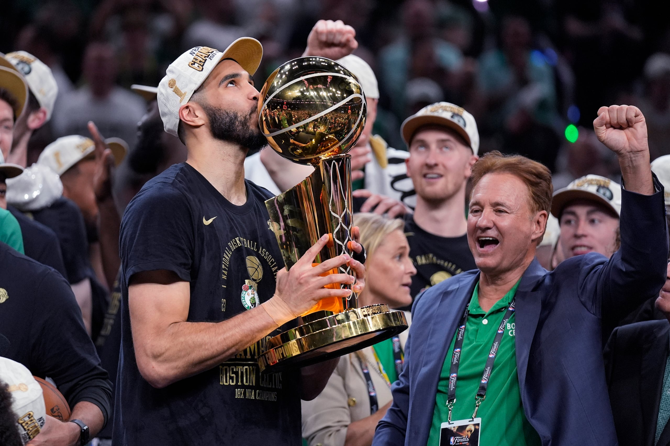 Jayson Tatum besa el trofeo Larry O'Brien después del quinto juego de la final de la NBA entre los Celtics de Boston y los Mavericks de Dallas.