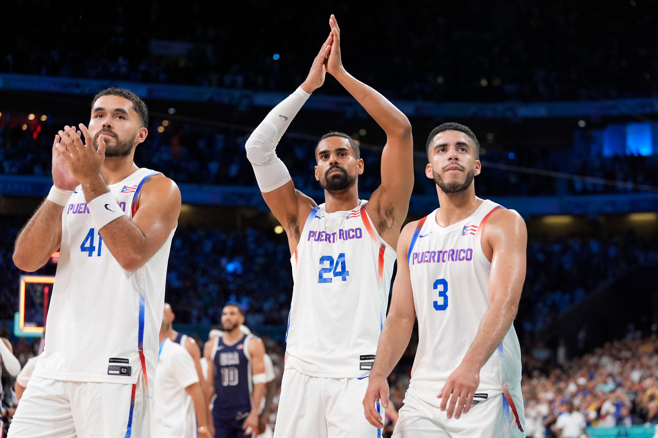 Arnaldo Toro (izquierda), Gian Clavell (centro) y Jordan Howard agradecen al público en los Juegos Olímpicos de París 2024 tras la derrota frente a Estados Unidos.