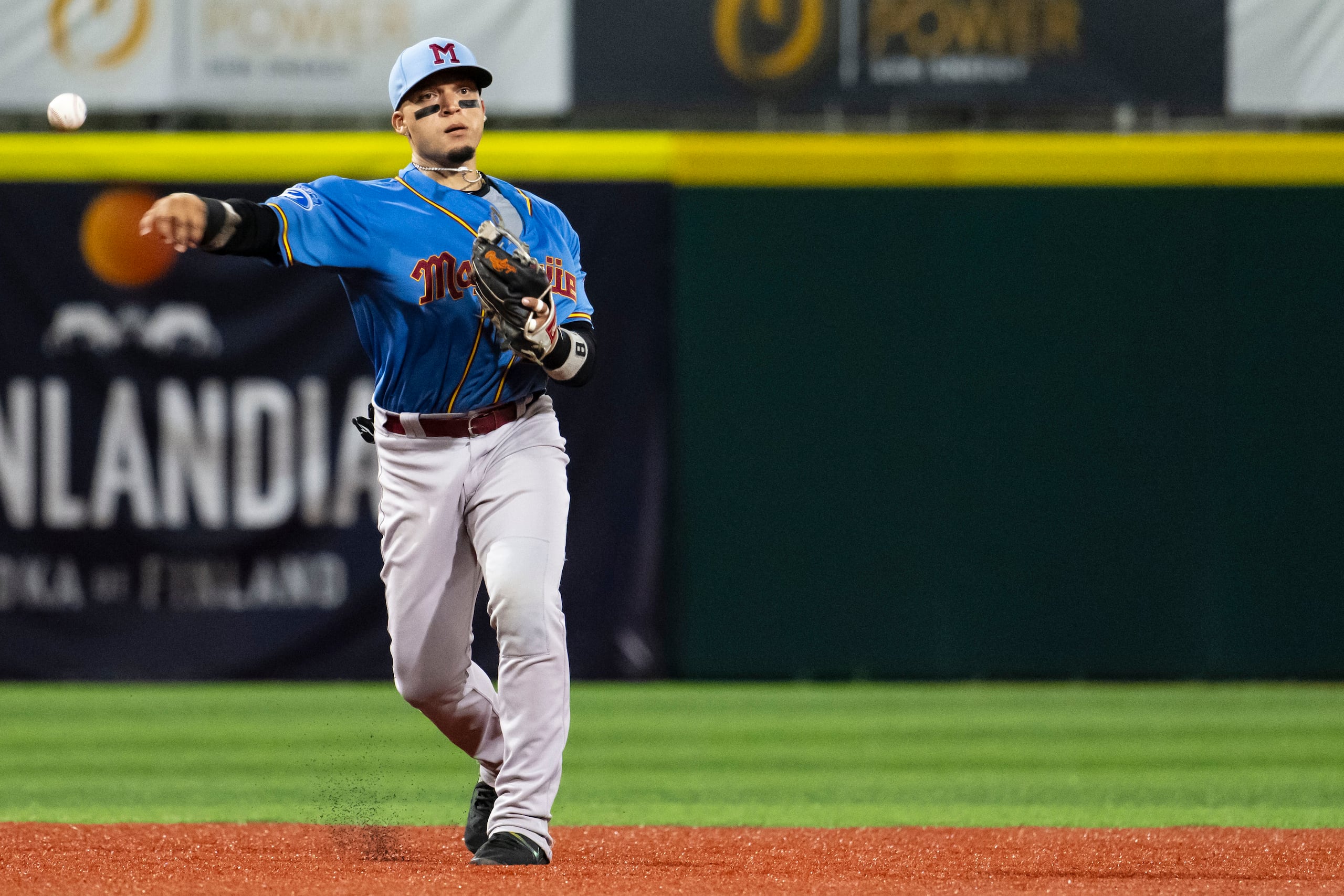 Isán Díaz con el uniforme de los Indios de la LBPRC.